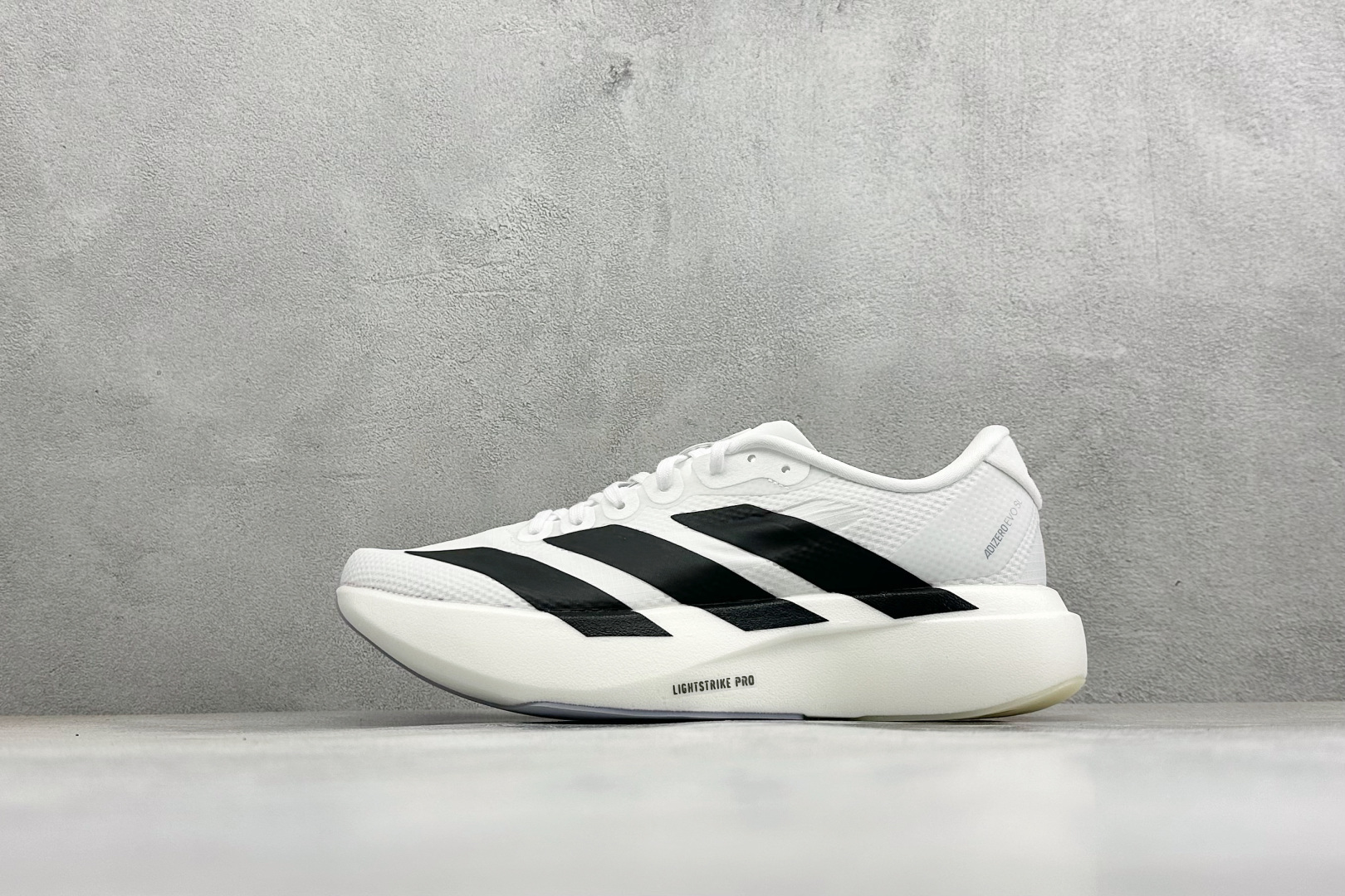 RS版Adidas Adizero Evo SL 阿迪超轻透气缓震跑鞋整体外观造型与adiZero Ad