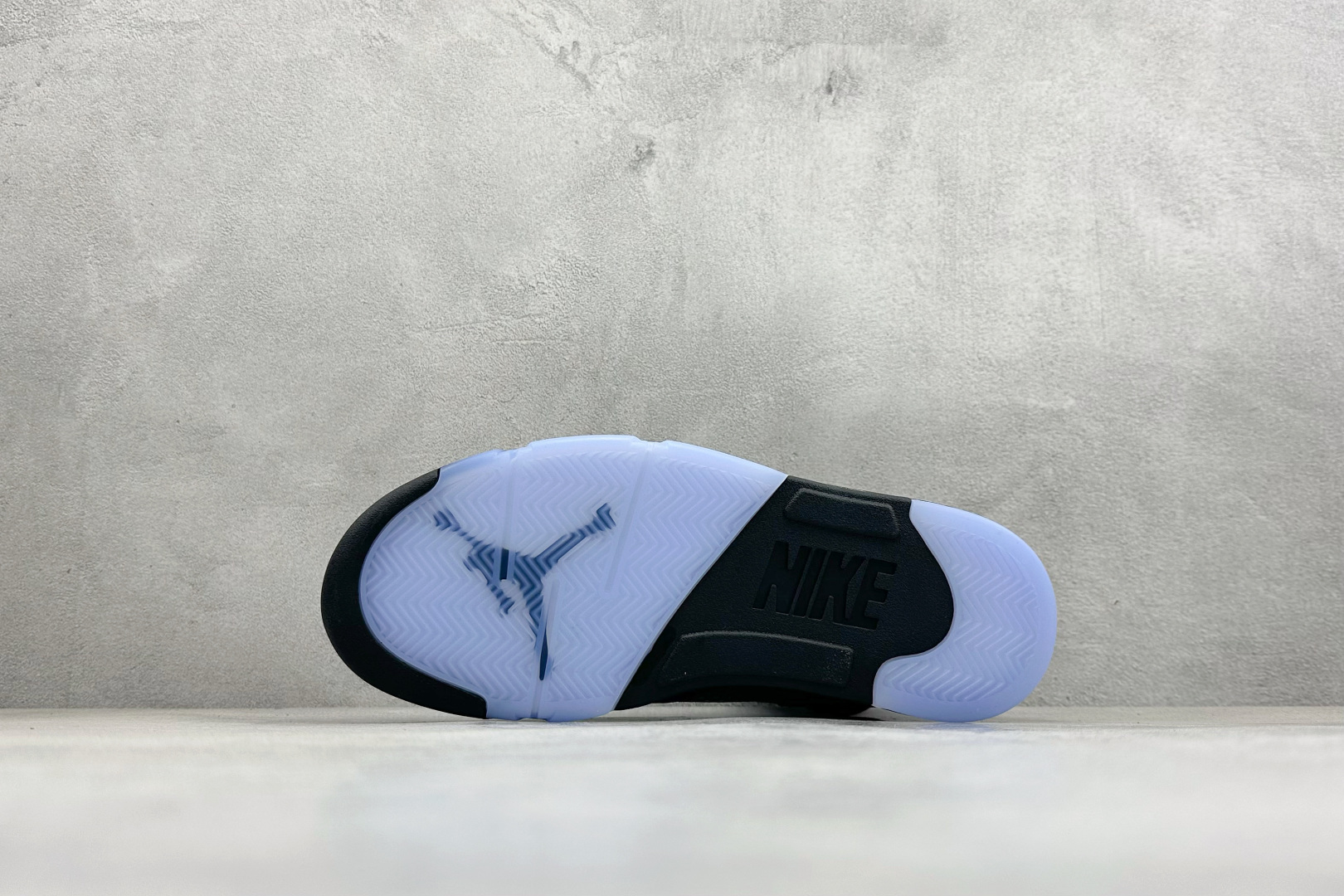 F版Air Jordan 5 Retro 中帮复古篮球鞋 HF3975-001-Top High Quatity Cheap Sneakers Fashion Clothing Clothes Bags handbags Shoes of all Brand wholesale With The best Quality And Beautiful Price from China Factory Chinese suppliers wholesaler seller F版Air Jordan 5 Retro 中帮复古篮球鞋 HF3975-001