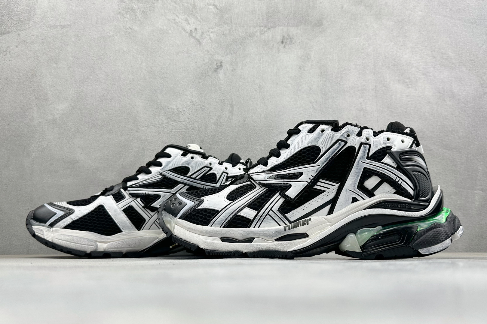 OK纯原BALENCIAGA 7.5代带灯 巴黎世家-Runner是通过溢胶做旧缝线等细节 677403W3RB2