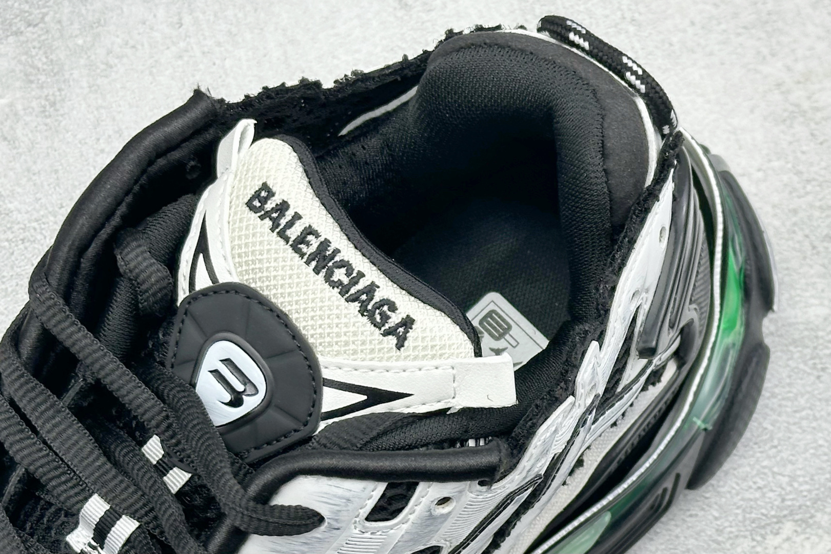 OK纯原BALENCIAGA 7.5代带灯 巴黎世家-Runner是通过溢胶做旧缝线等细节 677403W3RB2