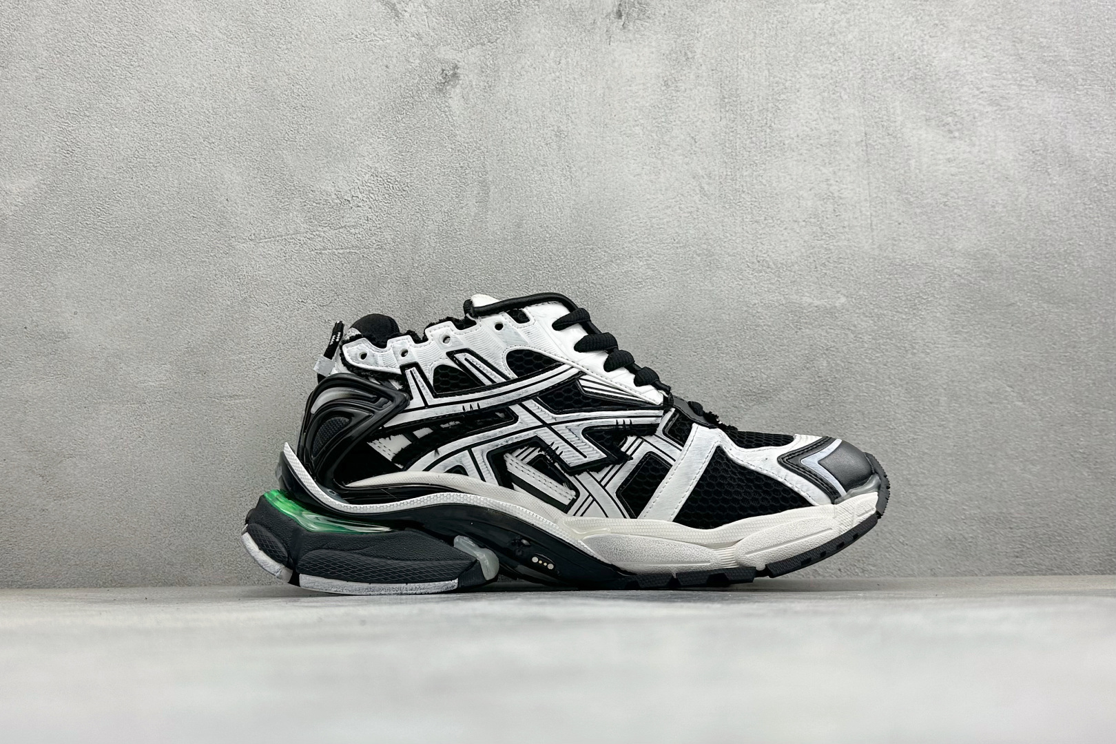 OK纯原BALENCIAGA 7.5代带灯 巴黎世家-Runner是通过溢胶做旧缝线等细节 677403W3RB2