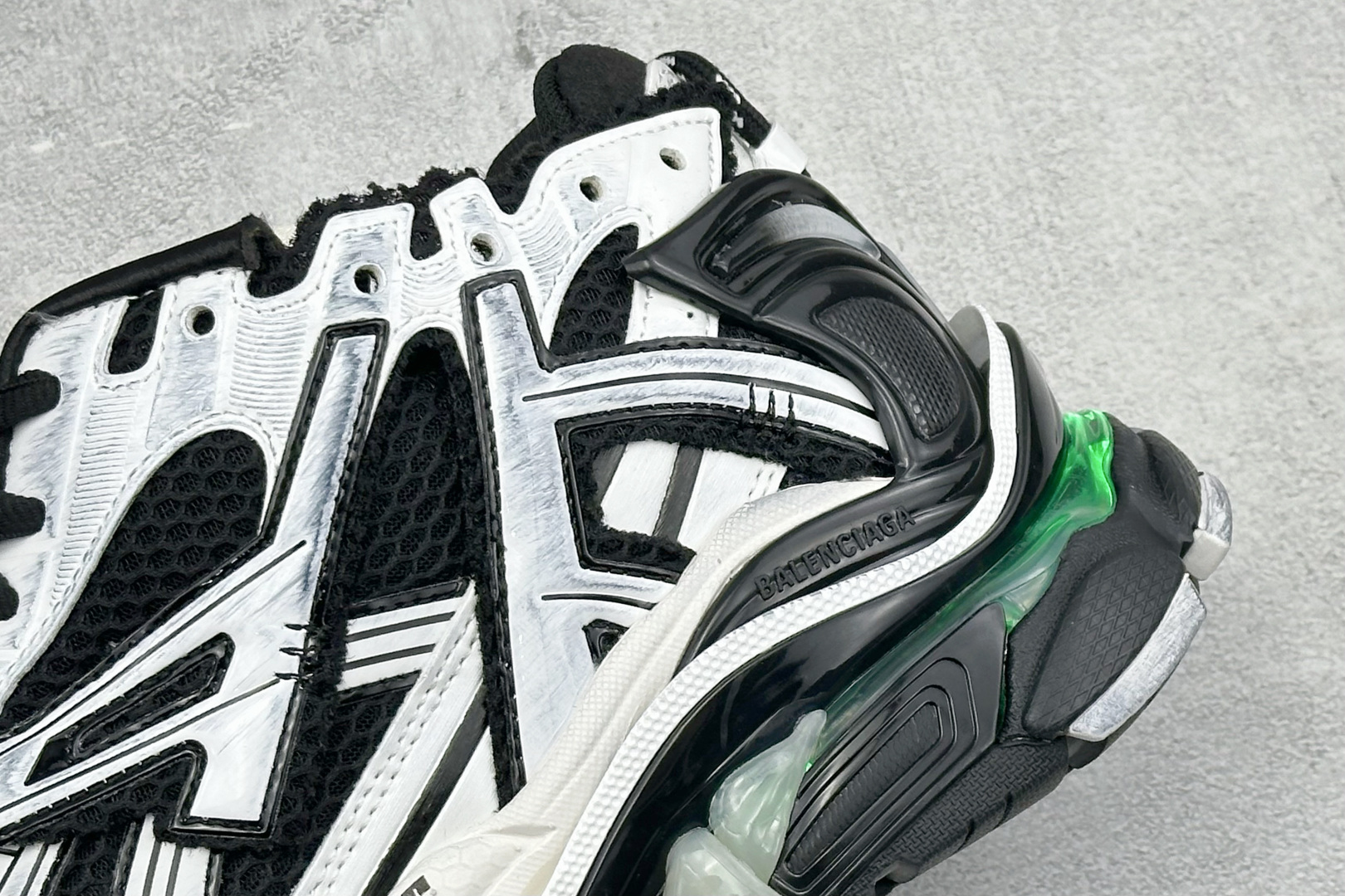 OK纯原BALENCIAGA 7.5代带灯 巴黎世家-Runner是通过溢胶做旧缝线等细节 677403W3RB2