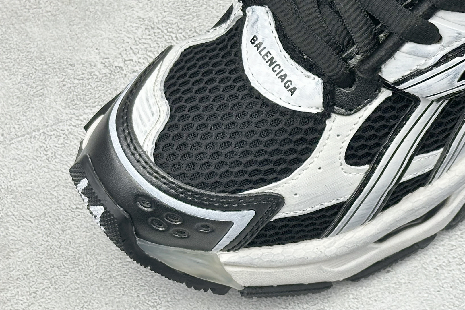 OK纯原BALENCIAGA 7.5代带灯 巴黎世家-Runner是通过溢胶做旧缝线等细节 677403W3RB2