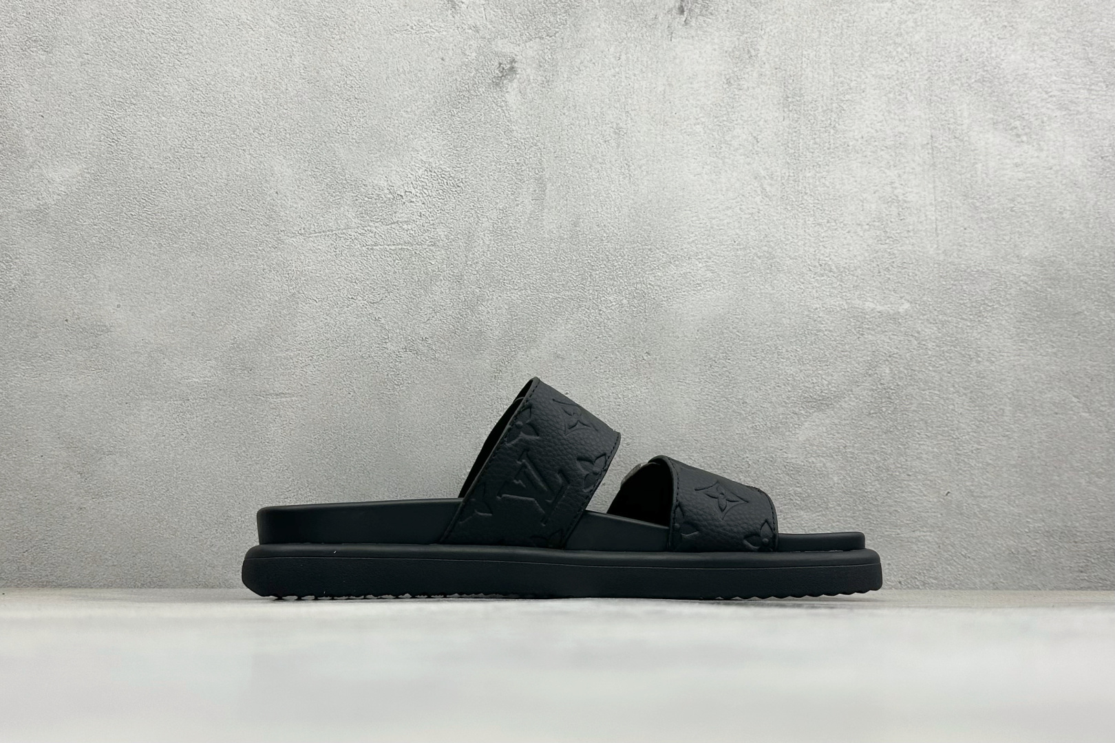 Louis Vuitton Venice系列 牛皮革压花 搭扣圆头 二字拖 1ABFTR-Top High Quatity Cheap Sneakers Fashion Clothing Clothes Bags handbags Shoes of all Brand wholesale With The best Quality And Beautiful Price from China Factory Chinese suppliers wholesaler seller Louis Vuitton Venice系列 牛皮革压花 搭扣圆头 二字拖 1ABFTR