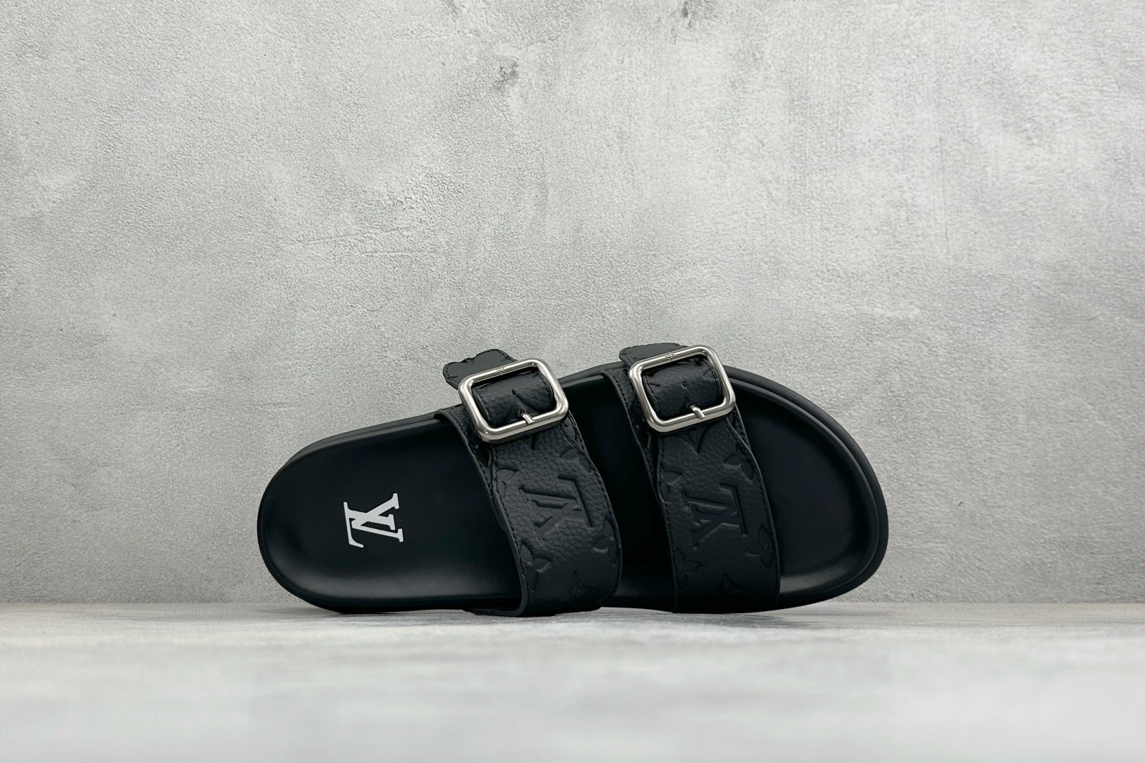 Louis Vuitton Venice系列 牛皮革压花 搭扣圆头 二字拖 1ABFTR-Top High Quatity Cheap Sneakers Fashion Clothing Clothes Bags handbags Shoes of all Brand wholesale With The best Quality And Beautiful Price from China Factory Chinese suppliers wholesaler seller Louis Vuitton Venice系列 牛皮革压花 搭扣圆头 二字拖 1ABFTR