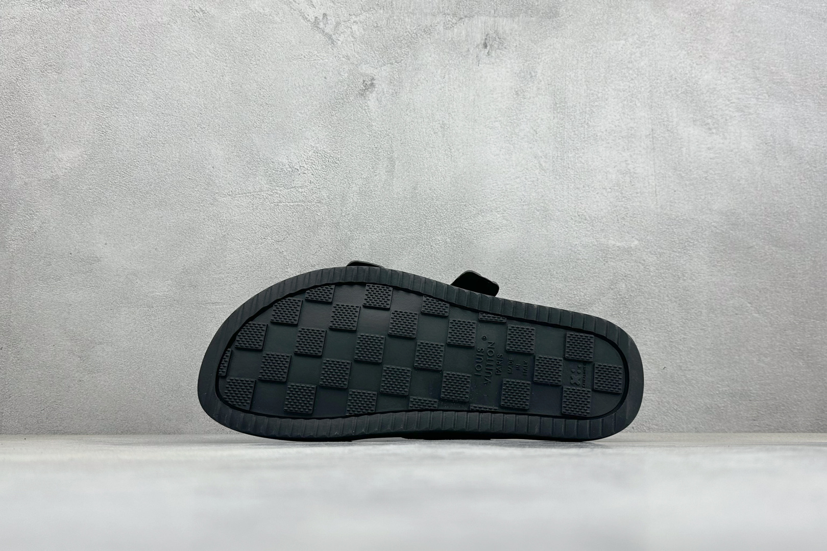Louis Vuitton Venice系列 牛皮革压花 搭扣圆头 二字拖 1ABFTR-Top High Quatity Cheap Sneakers Fashion Clothing Clothes Bags handbags Shoes of all Brand wholesale With The best Quality And Beautiful Price from China Factory Chinese suppliers wholesaler seller Louis Vuitton Venice系列 牛皮革压花 搭扣圆头 二字拖 1ABFTR