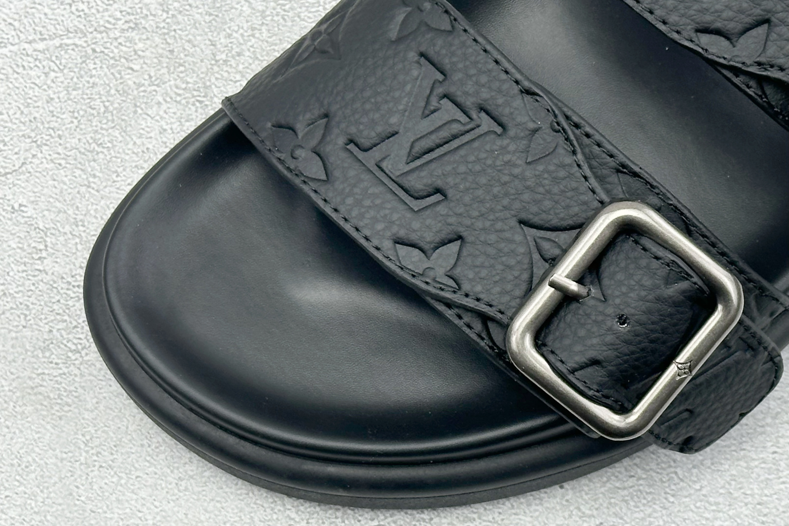 Louis Vuitton Venice系列 牛皮革压花 搭扣圆头 二字拖 1ABFTR-Top High Quatity Cheap Sneakers Fashion Clothing Clothes Bags handbags Shoes of all Brand wholesale With The best Quality And Beautiful Price from China Factory Chinese suppliers wholesaler seller Louis Vuitton Venice系列 牛皮革压花 搭扣圆头 二字拖 1ABFTR