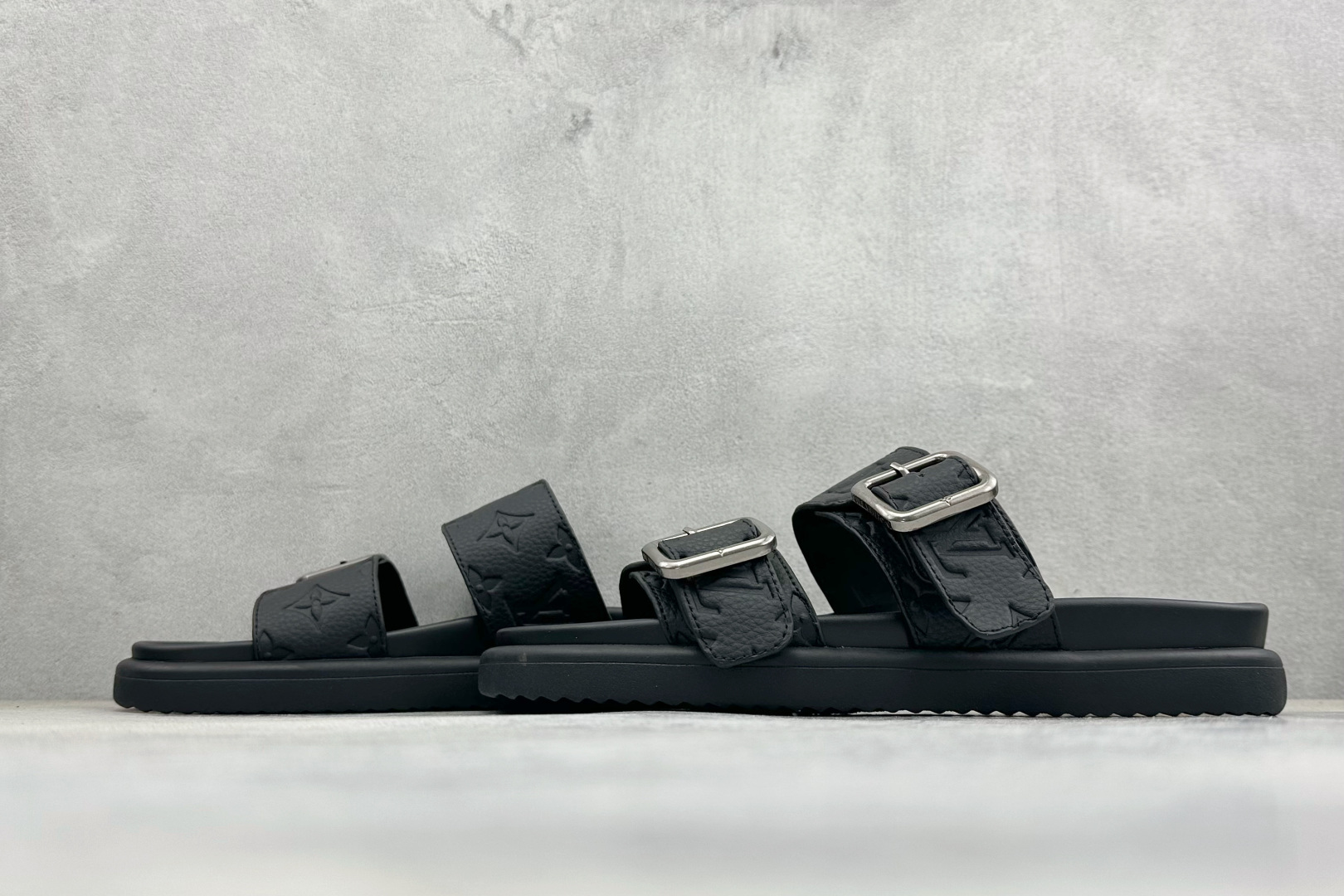 Louis Vuitton Venice系列 牛皮革压花 搭扣圆头 二字拖 1ABFTR-Top High Quatity Cheap Sneakers Fashion Clothing Clothes Bags handbags Shoes of all Brand wholesale With The best Quality And Beautiful Price from China Factory Chinese suppliers wholesaler seller Louis Vuitton Venice系列 牛皮革压花 搭扣圆头 二字拖 1ABFTR