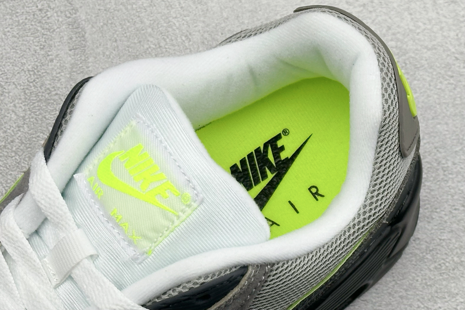 NIke Air Max 90小气垫运动鞋 融合经典设计线条和丰富材质 IQ0289-010