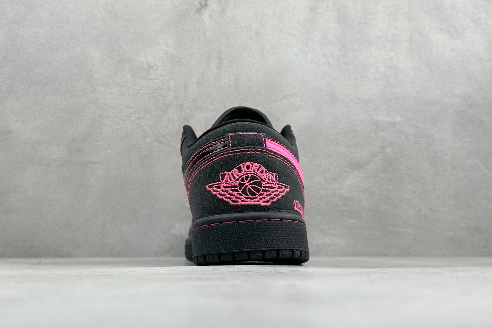 甜酷黑粉 个性炸街 AIR JORDAN 1 黑粉配色又酷又甜 LL8888-009-Top High Quatity Cheap Sneakers Fashion Clothing Clothes Bags handbags Shoes of all Brand wholesale With The best Quality And Beautiful Price from China Factory Chinese suppliers wholesaler seller 甜酷黑粉 个性炸街 AIR JORDAN 1 黑粉配色又酷又甜 LL8888-009