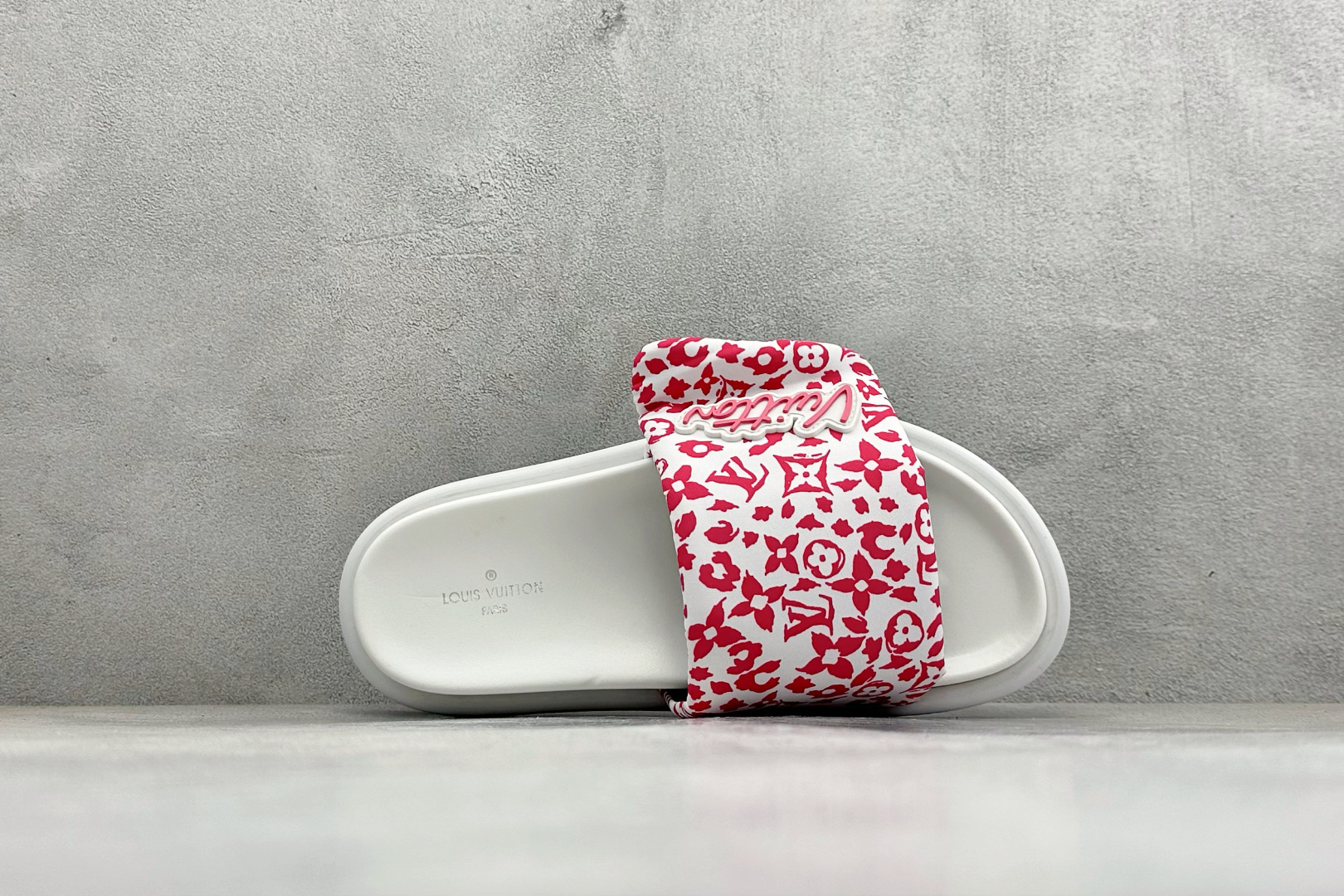 LOUIS VUITTON ｜路易威登2025ss最新春夏款 村上隆/Takashi Murakami x lv Pool Pillow Comfort 皮革 圆头套脚一字拖鞋 男女款 白色 1A8Q6R