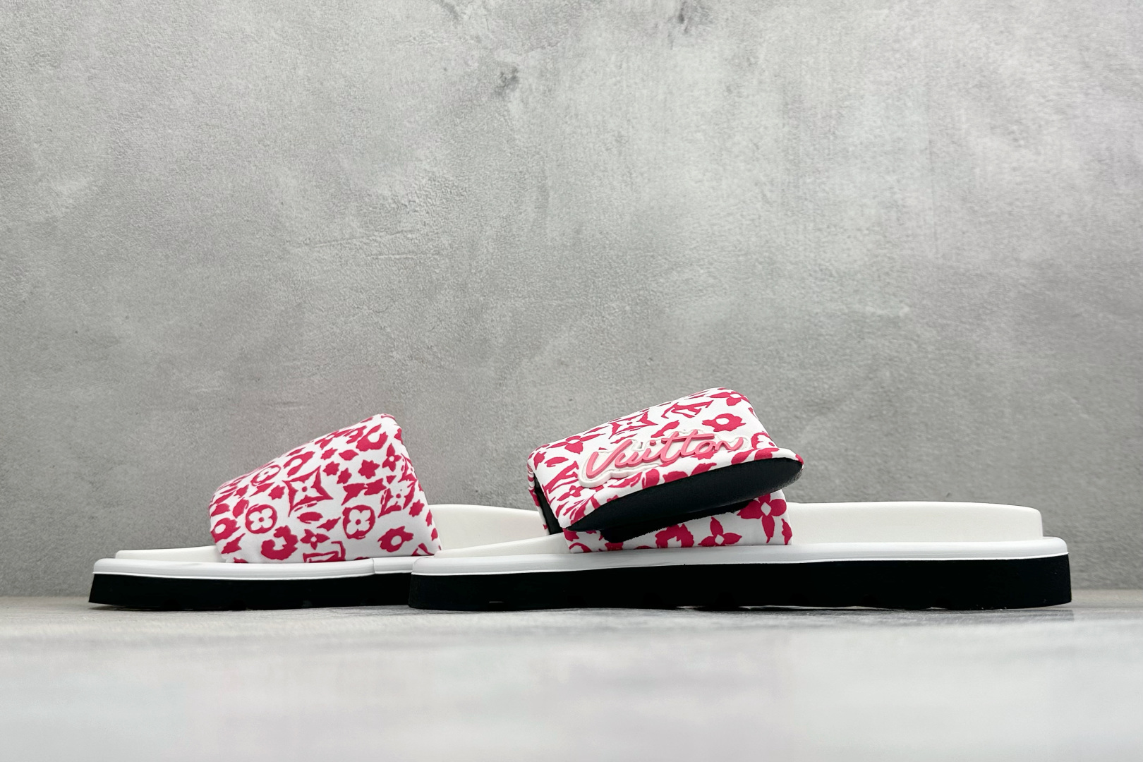 LOUIS VUITTON ｜路易威登2025ss最新春夏款 村上隆/Takashi Murakami x lv Pool Pillow Comfort 皮革 圆头套脚一字拖鞋 男女款 白色 1A8Q6R