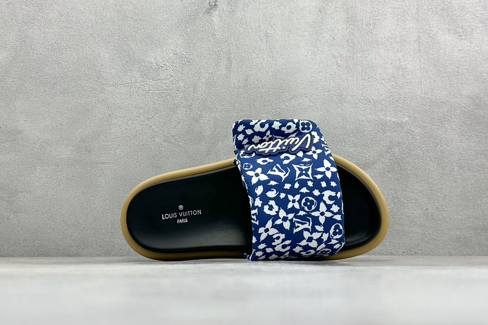 LOUIS VUITTON |路易威登2025ss最新春夏款 村上隆/Takashi Murakami x lv Pool Pillow Comfort 皮革 圆头套脚一字拖鞋 男女款 白色 1A8Q6R-Top High Quatity Cheap Sneakers Fashion Clothing Clothes Bags handbags Shoes of all Brand wholesale With The best Quality And Beautiful Price from China Factory Chinese suppliers wholesaler seller LOUIS VUITTON |路易威登2025ss最新春夏款 村上隆/Takashi Murakami x lv Pool Pillow Comfort 皮革 圆头套脚一字拖鞋 男女款 白色 1A8Q6R