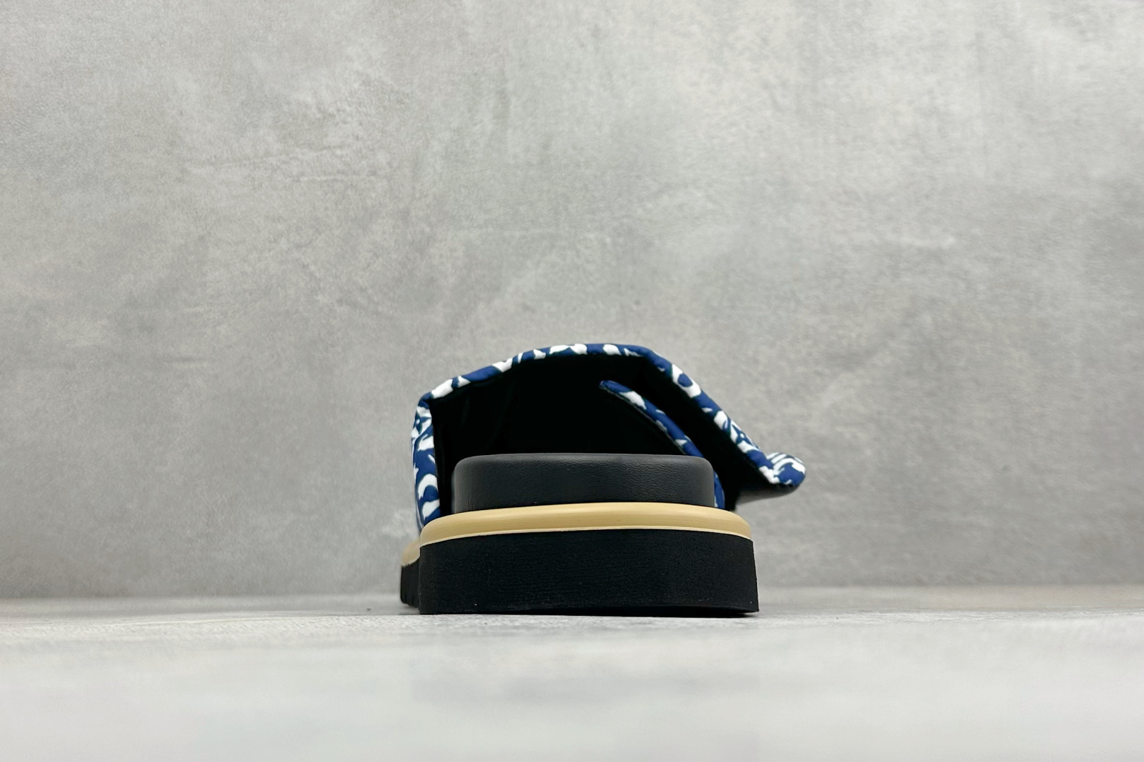 LOUIS VUITTON |路易威登2025ss最新春夏款 村上隆/Takashi Murakami x lv Pool Pillow Comfort 皮革 圆头套脚一字拖鞋 男女款 白色 1A8Q6R-Top High Quatity Cheap Sneakers Fashion Clothing Clothes Bags handbags Shoes of all Brand wholesale With The best Quality And Beautiful Price from China Factory Chinese suppliers wholesaler seller LOUIS VUITTON |路易威登2025ss最新春夏款 村上隆/Takashi Murakami x lv Pool Pillow Comfort 皮革 圆头套脚一字拖鞋 男女款 白色 1A8Q6R