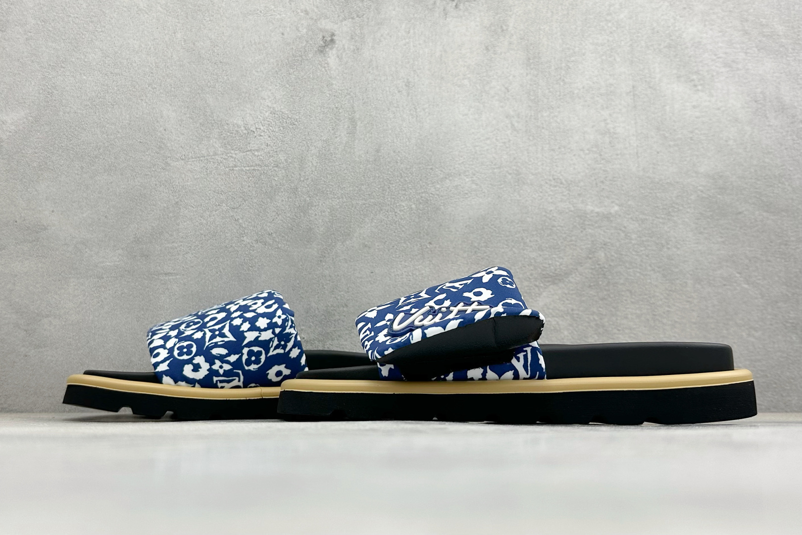 LOUIS VUITTON |路易威登2025ss最新春夏款 村上隆/Takashi Murakami x lv Pool Pillow Comfort 皮革 圆头套脚一字拖鞋 男女款 白色 1A8Q6R-Top High Quatity Cheap Sneakers Fashion Clothing Clothes Bags handbags Shoes of all Brand wholesale With The best Quality And Beautiful Price from China Factory Chinese suppliers wholesaler seller LOUIS VUITTON |路易威登2025ss最新春夏款 村上隆/Takashi Murakami x lv Pool Pillow Comfort 皮革 圆头套脚一字拖鞋 男女款 白色 1A8Q6R