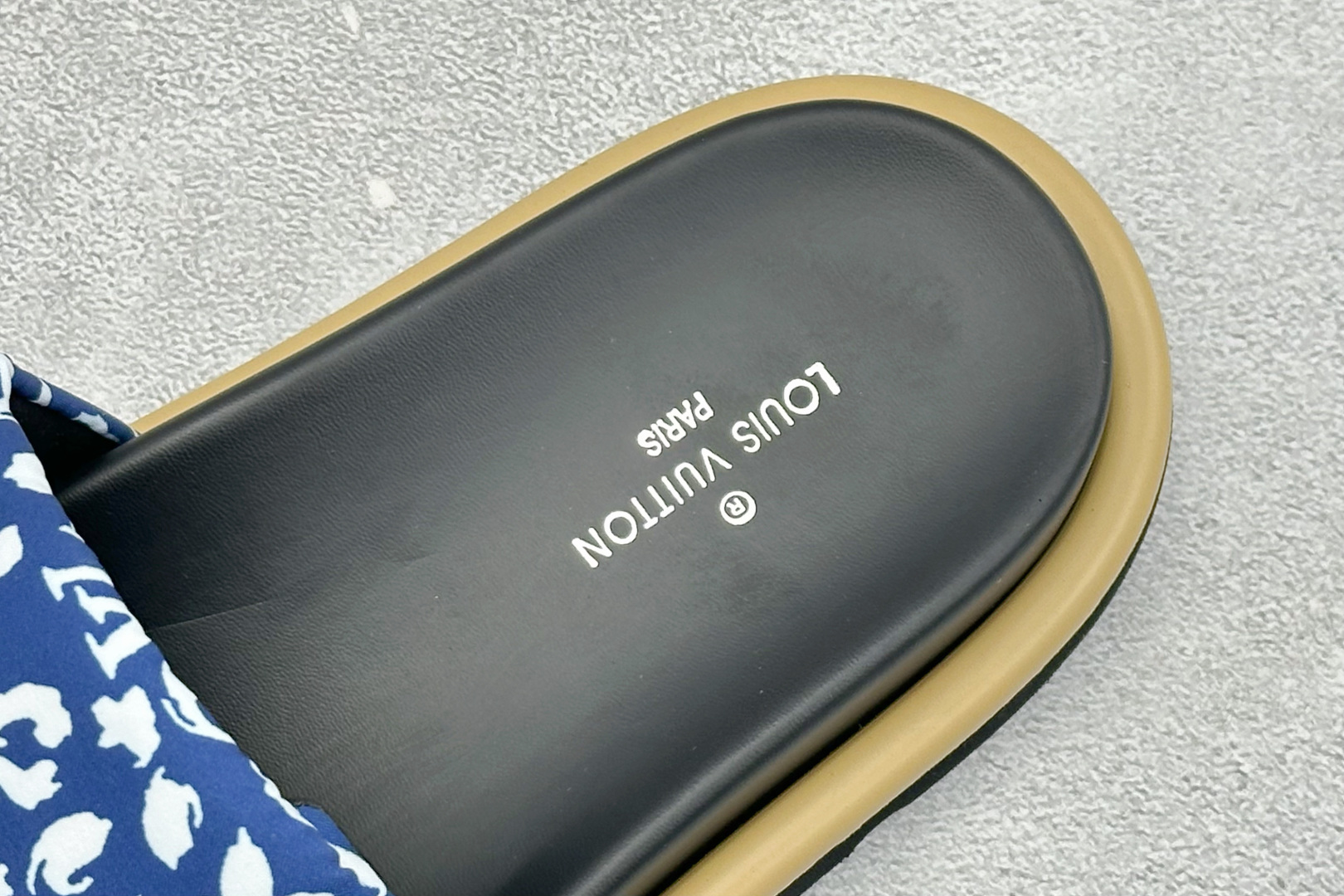LOUIS VUITTON |路易威登2025ss最新春夏款 村上隆/Takashi Murakami x lv Pool Pillow Comfort 皮革 圆头套脚一字拖鞋 男女款 白色 1A8Q6R-Top High Quatity Cheap Sneakers Fashion Clothing Clothes Bags handbags Shoes of all Brand wholesale With The best Quality And Beautiful Price from China Factory Chinese suppliers wholesaler seller LOUIS VUITTON |路易威登2025ss最新春夏款 村上隆/Takashi Murakami x lv Pool Pillow Comfort 皮革 圆头套脚一字拖鞋 男女款 白色 1A8Q6R