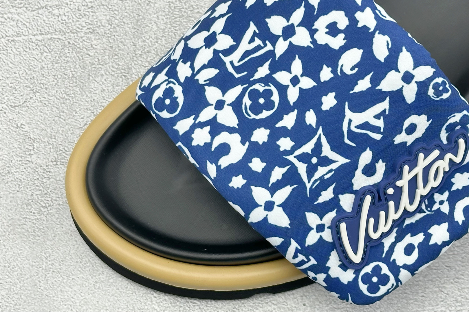 LOUIS VUITTON |路易威登2025ss最新春夏款 村上隆/Takashi Murakami x lv Pool Pillow Comfort 皮革 圆头套脚一字拖鞋 男女款 白色 1A8Q6R-Top High Quatity Cheap Sneakers Fashion Clothing Clothes Bags handbags Shoes of all Brand wholesale With The best Quality And Beautiful Price from China Factory Chinese suppliers wholesaler seller LOUIS VUITTON |路易威登2025ss最新春夏款 村上隆/Takashi Murakami x lv Pool Pillow Comfort 皮革 圆头套脚一字拖鞋 男女款 白色 1A8Q6R