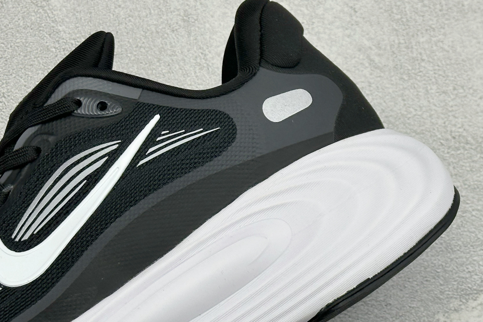 NIKE VOMERO 19 舒适百搭 低帮休闲运动跑步鞋款号：DX5819-001尺码：40-45编码