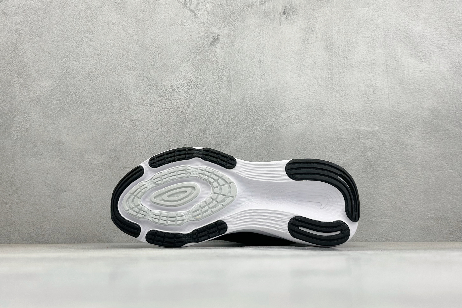 NIKE VOMERO 19 舒适百搭 低帮休闲运动跑步鞋款号：DX5819-001尺码：40-45编码