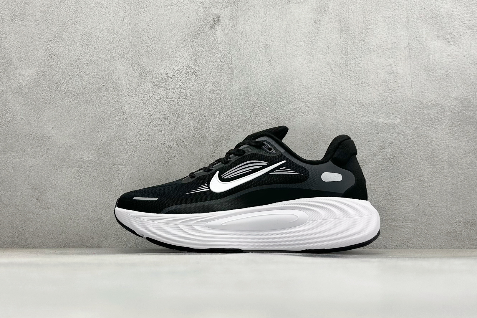 NIKE VOMERO 19 舒适百搭 低帮休闲运动跑步鞋款号：DX5819-001尺码：40-45编码