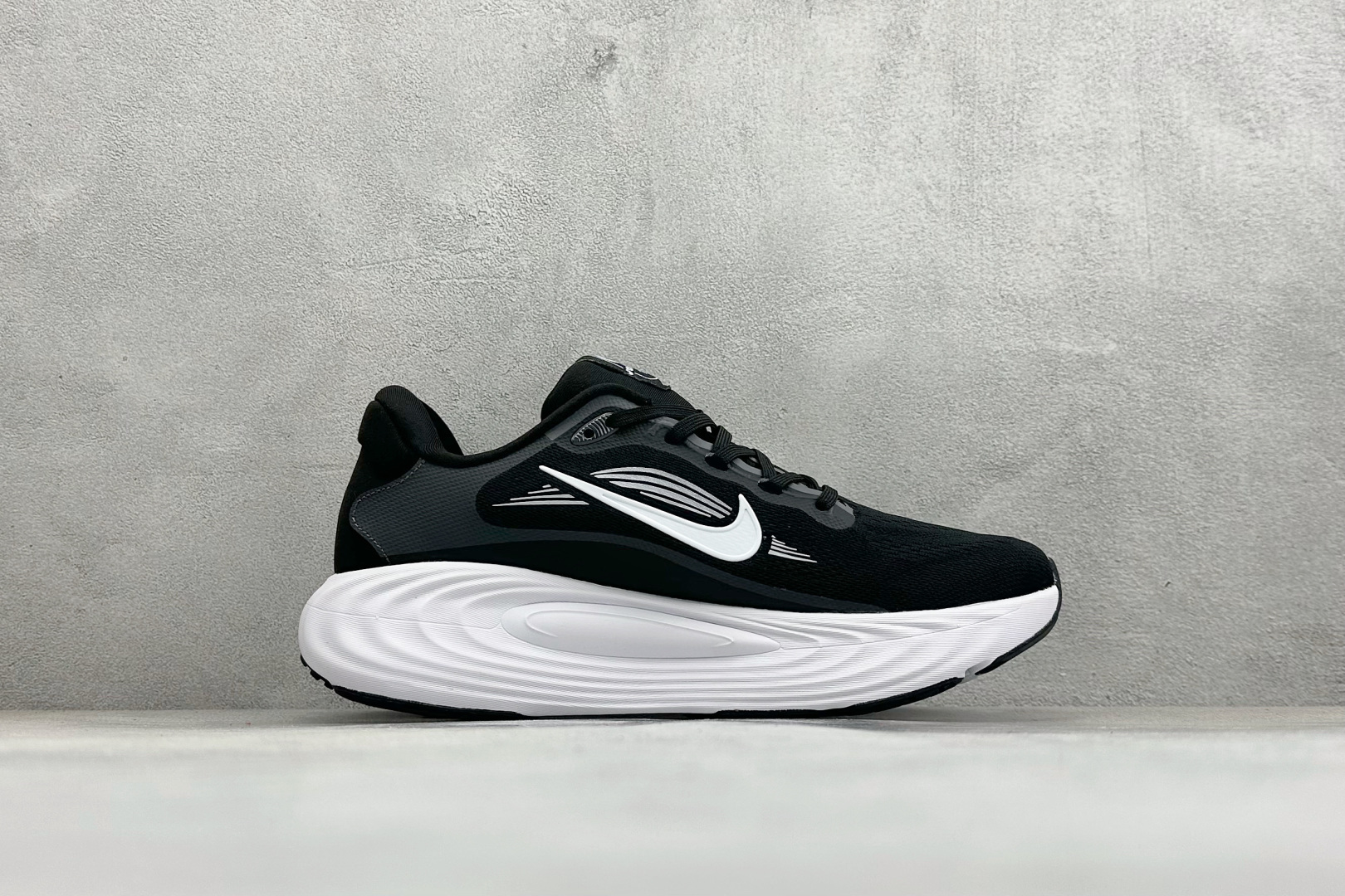 NIKE VOMERO 19 舒适百搭 低帮休闲运动跑步鞋款号：DX5819-001尺码：40-45编码