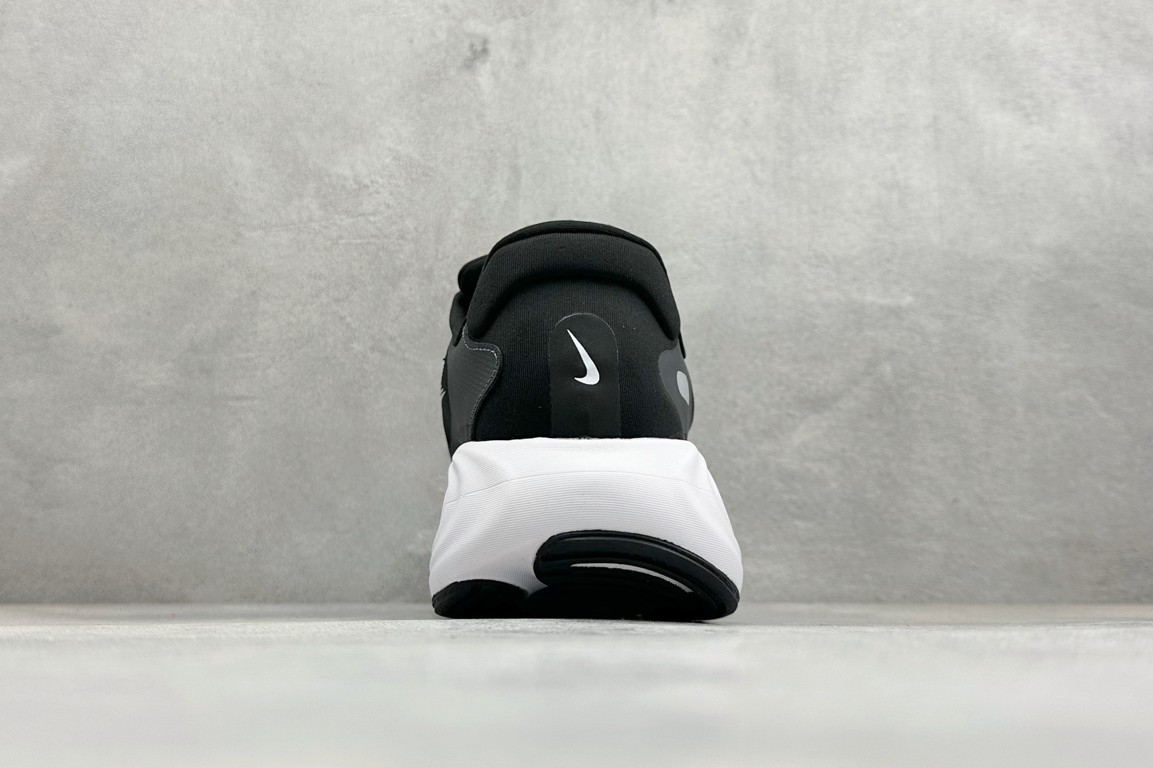 NIKE VOMERO 19 舒适百搭 低帮休闲运动跑步鞋款号：DX5819-001尺码：40-45编码