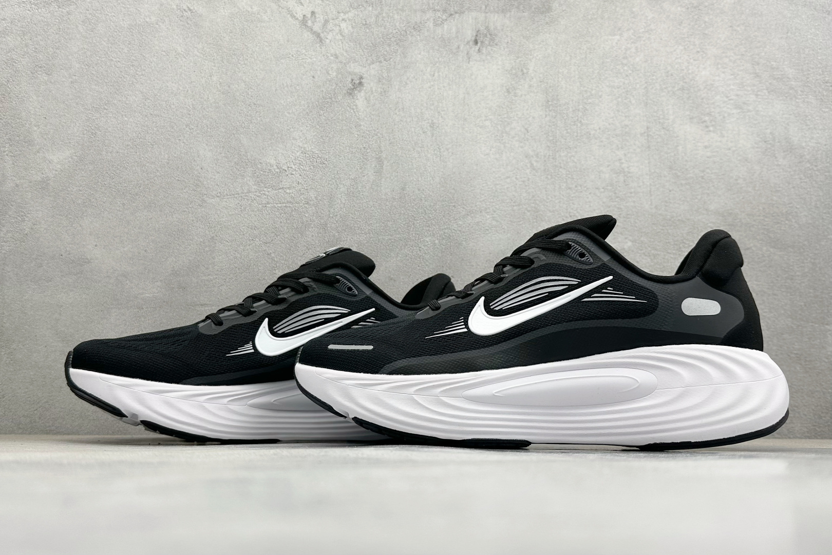 NIKE VOMERO 19 舒适百搭 低帮休闲运动跑步鞋款号：DX5819-001尺码：40-45编码