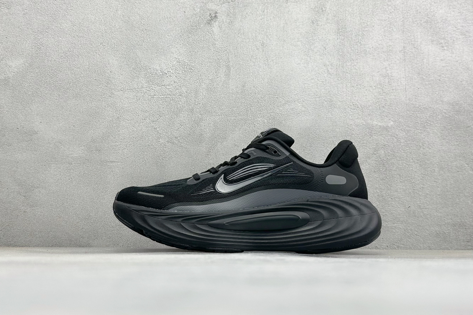 NIKE VOMERO 19 舒适百搭 低帮休闲运动跑步鞋款号：DX5819-002尺码：40-45编码