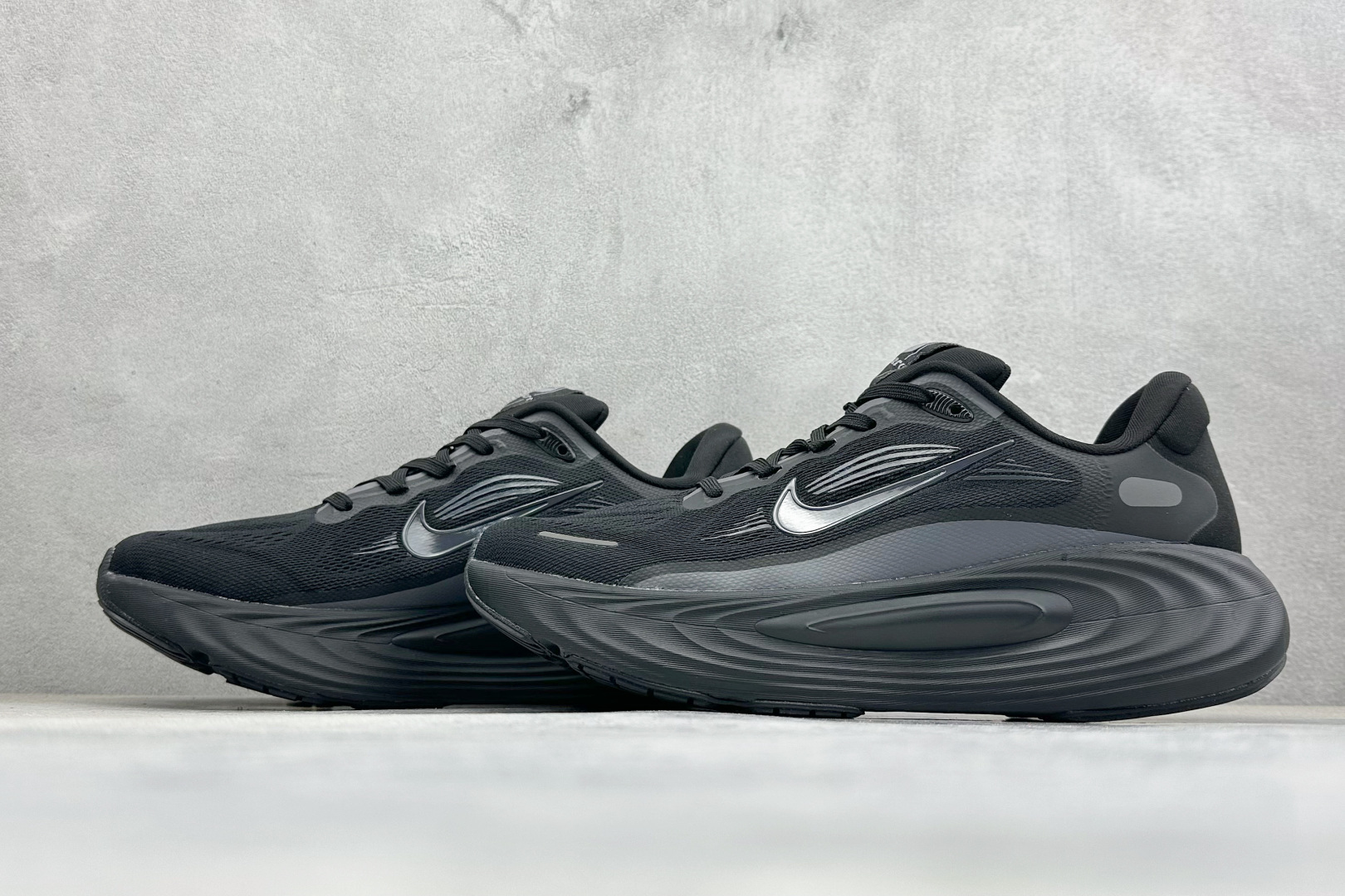 NIKE VOMERO 19 舒适百搭 低帮休闲运动跑步鞋款号：DX5819-002尺码：40-45编码