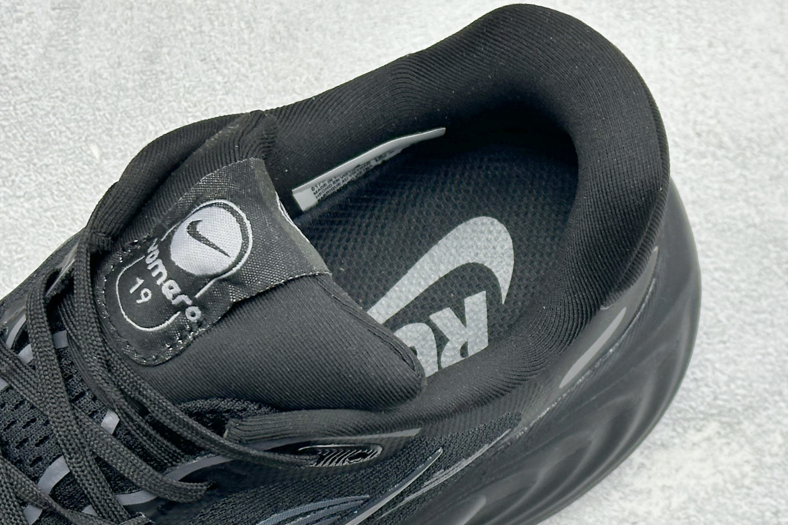 NIKE VOMERO 19 舒适百搭 低帮休闲运动跑步鞋款号：DX5819-002尺码：40-45编码