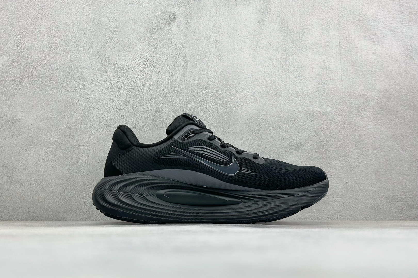 NIKE VOMERO 19 舒适百搭 低帮休闲运动跑步鞋款号：DX5819-002尺码：40-45编码