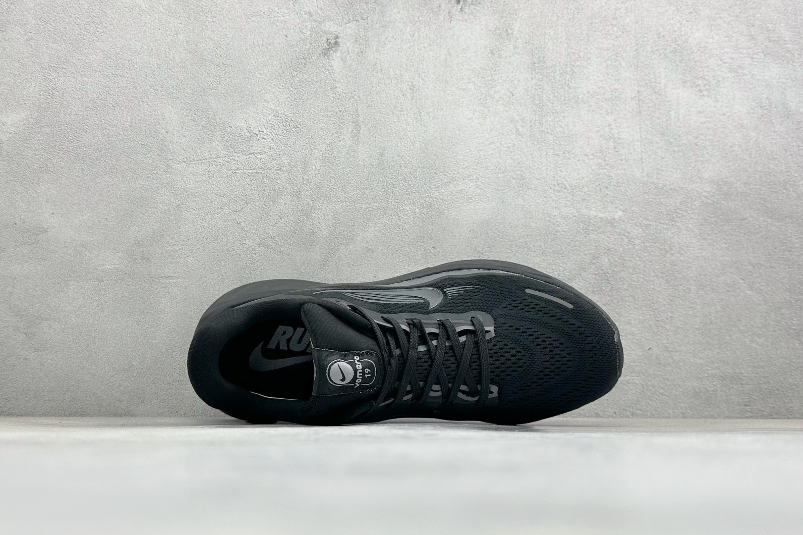 NIKE VOMERO 19 舒适百搭 低帮休闲运动跑步鞋款号：DX5819-002尺码：40-45编码