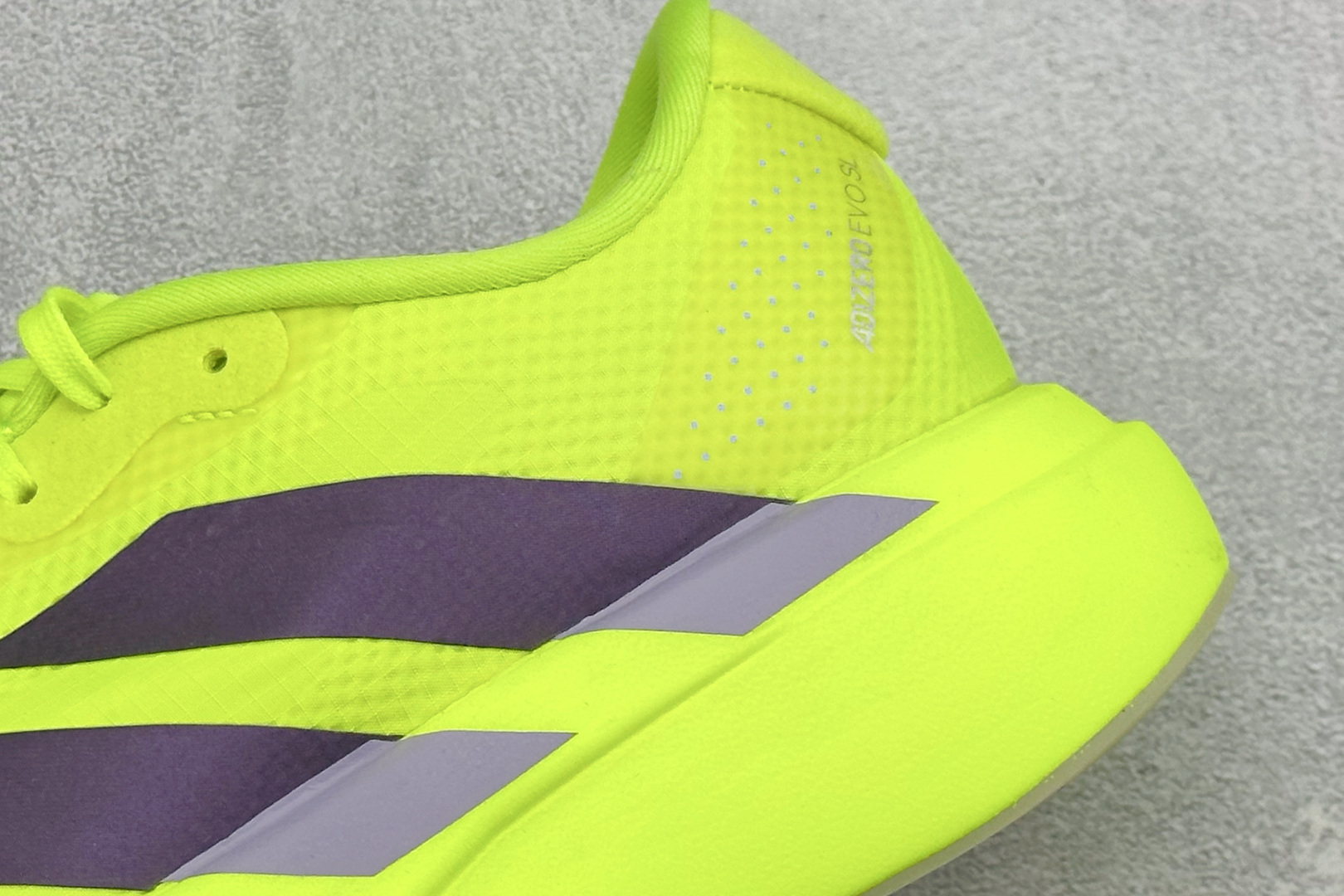RS版Adidas Adizero Evo SL 阿迪超轻透气缓震跑鞋整体外观造型与adiZero A