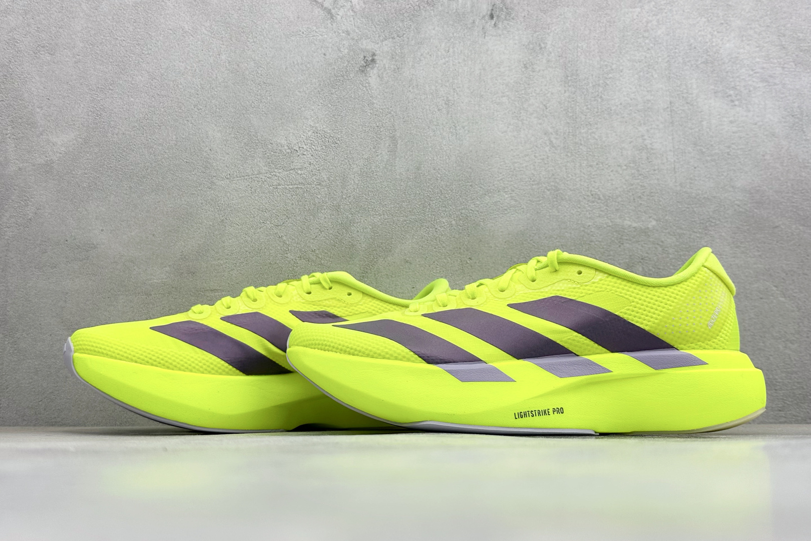 RS版Adidas Adizero Evo SL 阿迪超轻透气缓震跑鞋整体外观造型与adiZero A