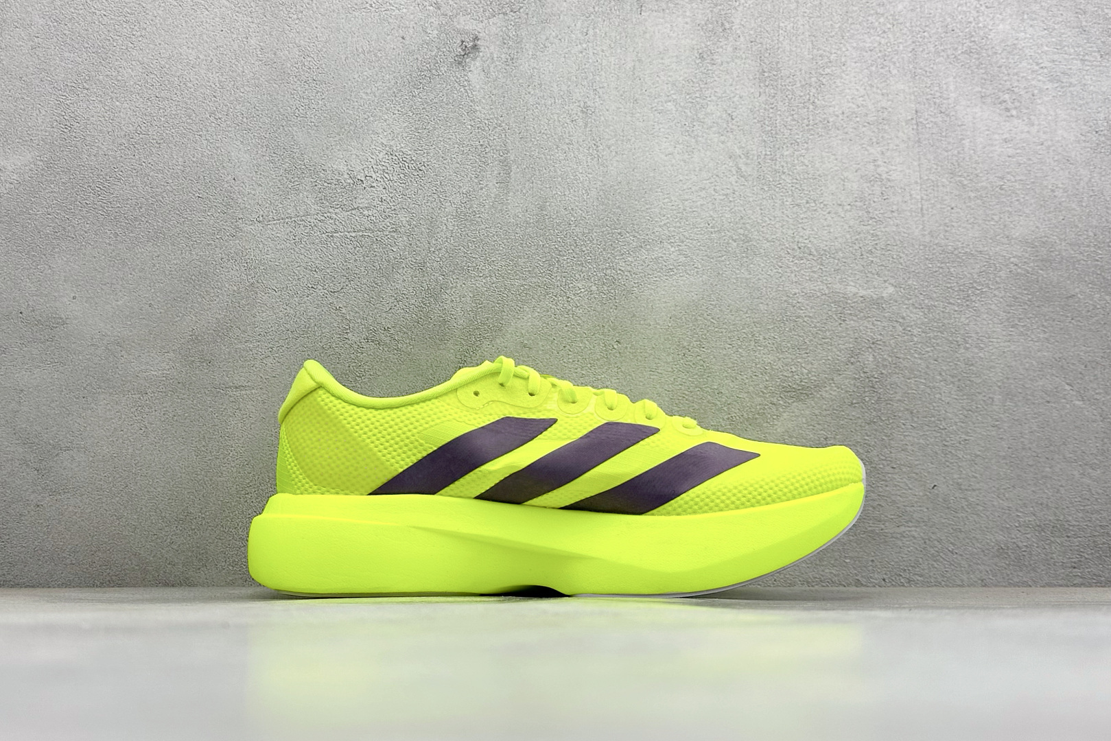 RS版Adidas Adizero Evo SL 阿迪超轻透气缓震跑鞋整体外观造型与adiZero A