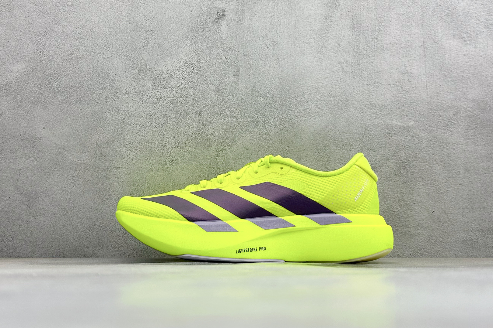 RS版Adidas Adizero Evo SL 阿迪超轻透气缓震跑鞋整体外观造型与adiZero A