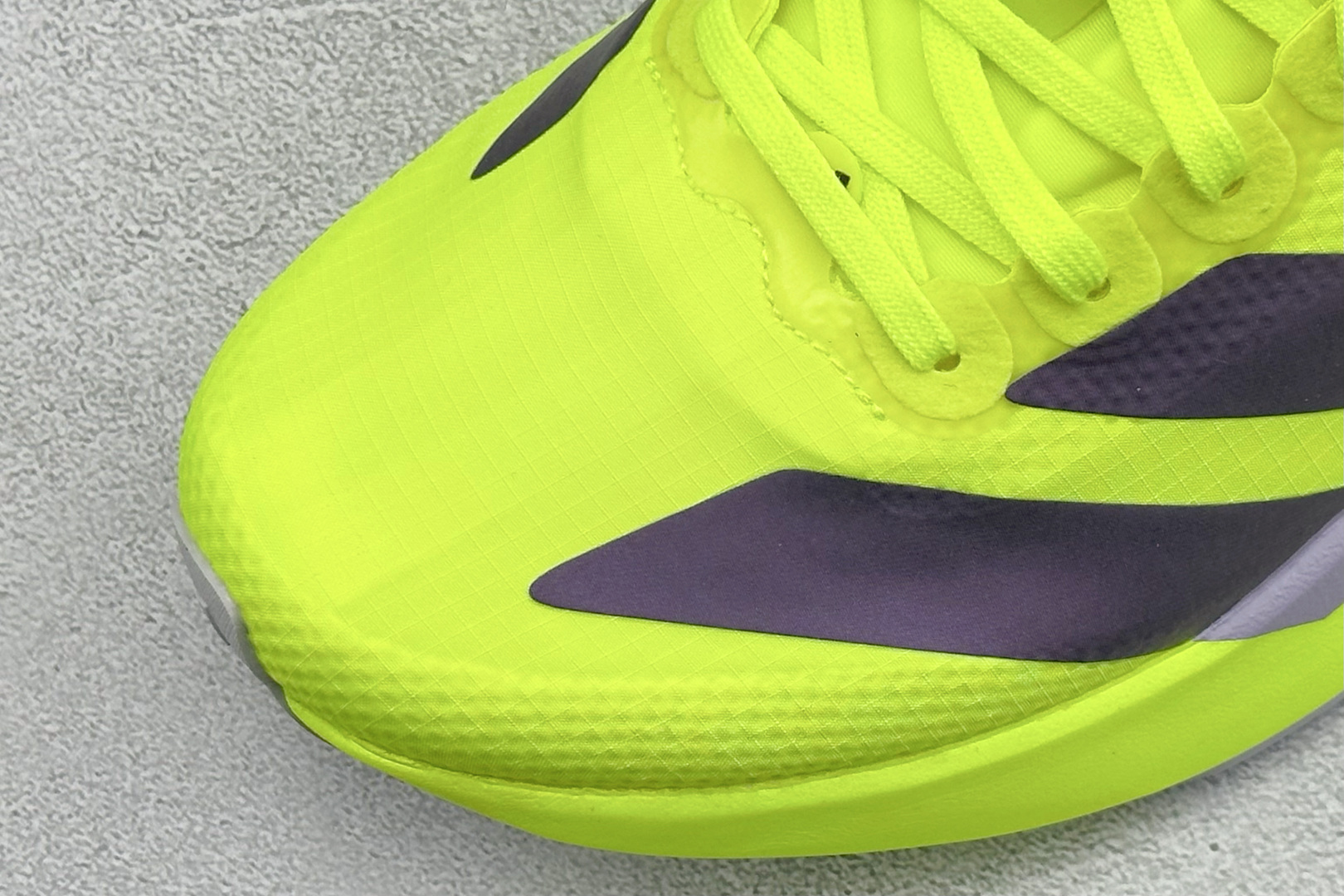 RS版Adidas Adizero Evo SL 阿迪超轻透气缓震跑鞋整体外观造型与adiZero A