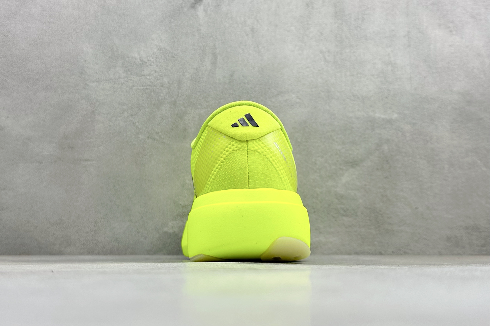 RS版Adidas Adizero Evo SL 阿迪超轻透气缓震跑鞋整体外观造型与adiZero A