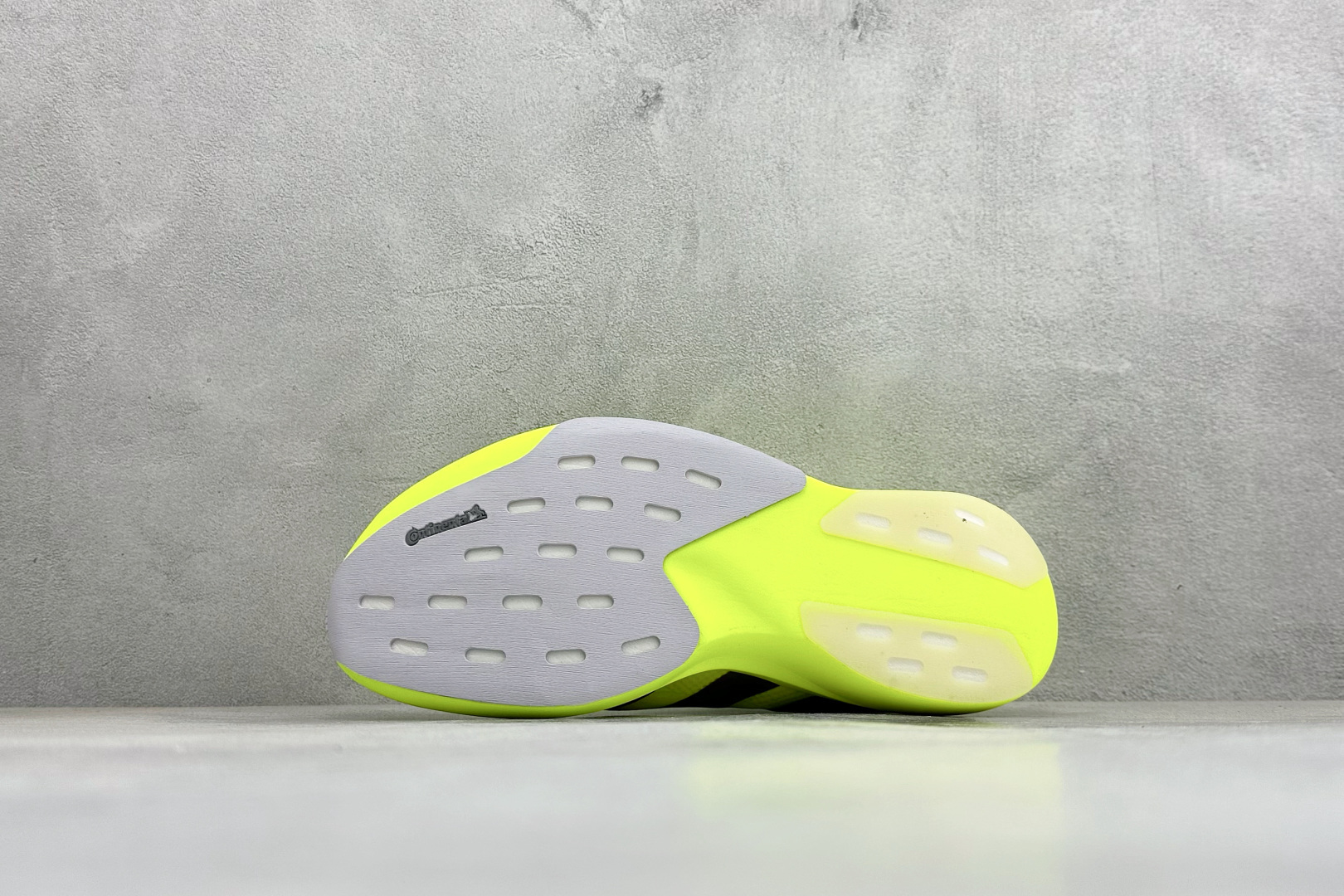 RS版Adidas Adizero Evo SL 阿迪超轻透气缓震跑鞋整体外观造型与adiZero A