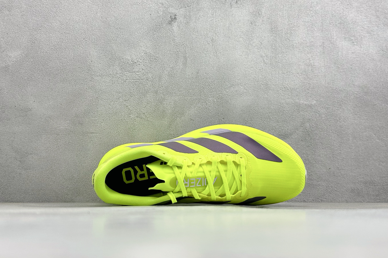 RS版Adidas Adizero Evo SL 阿迪超轻透气缓震跑鞋整体外观造型与adiZero A