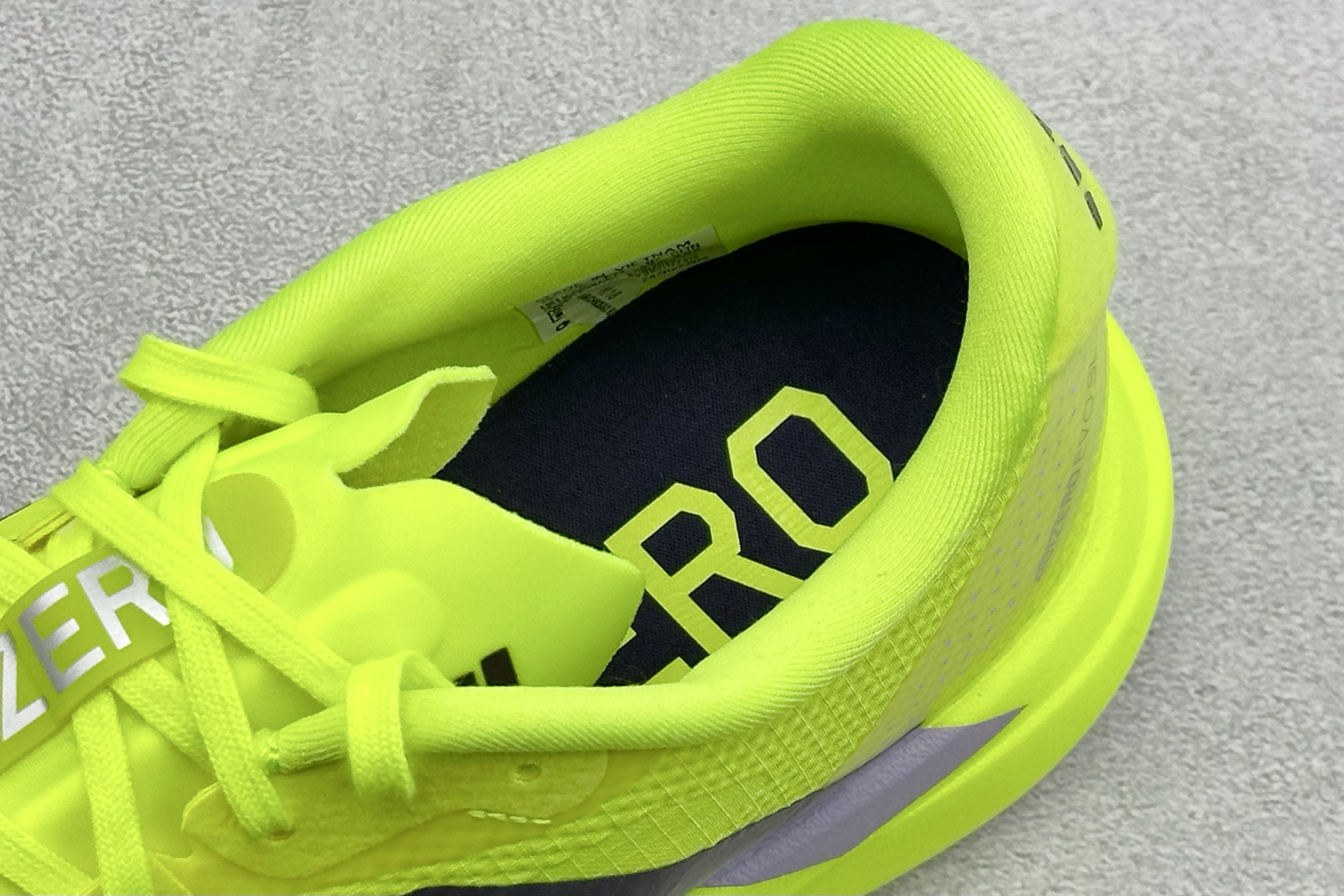 RS版Adidas Adizero Evo SL 阿迪超轻透气缓震跑鞋整体外观造型与adiZero A