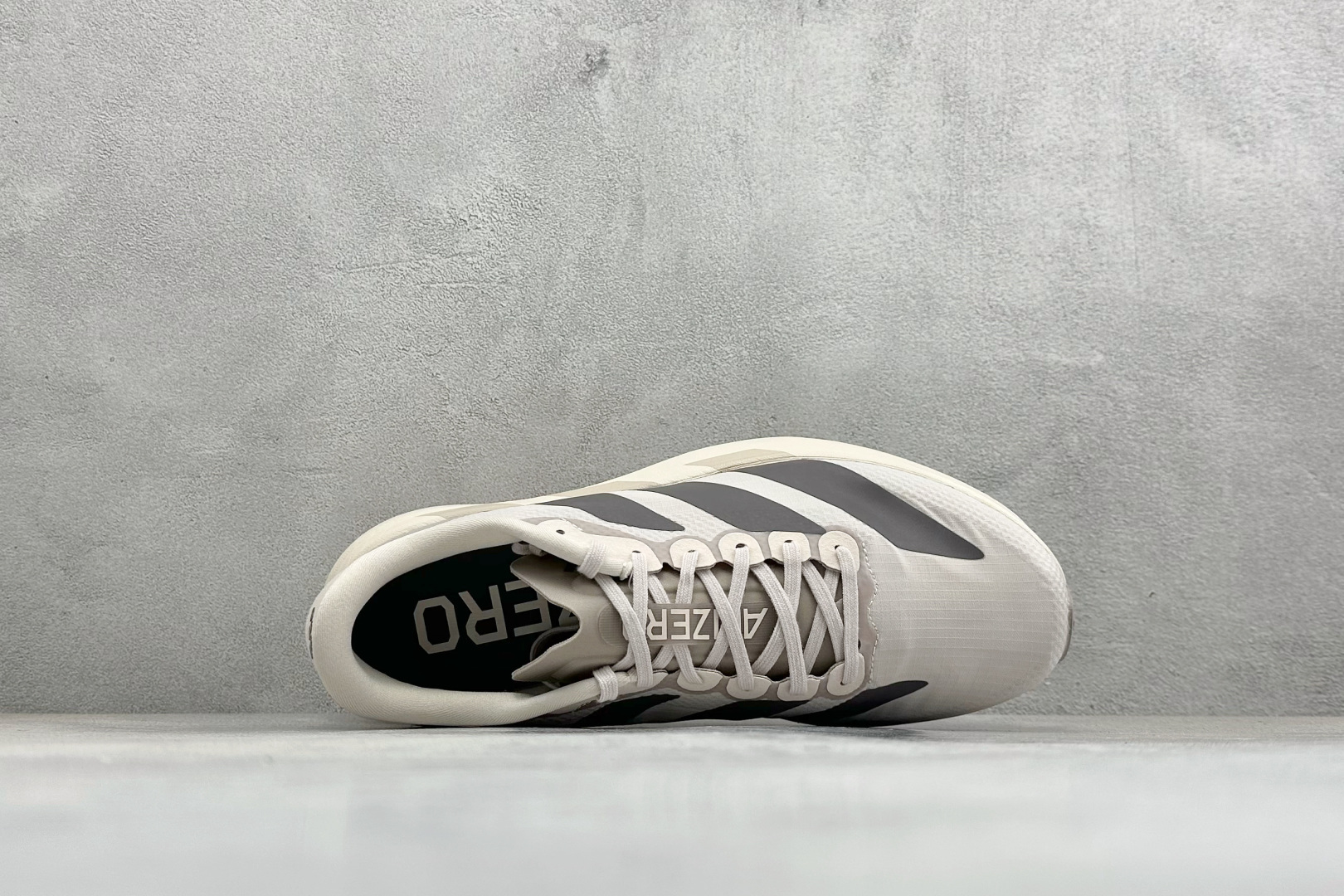 RS版Adidas Adizero Evo SL 阿迪超轻透气缓震跑鞋整体外观造型与adiZero A
