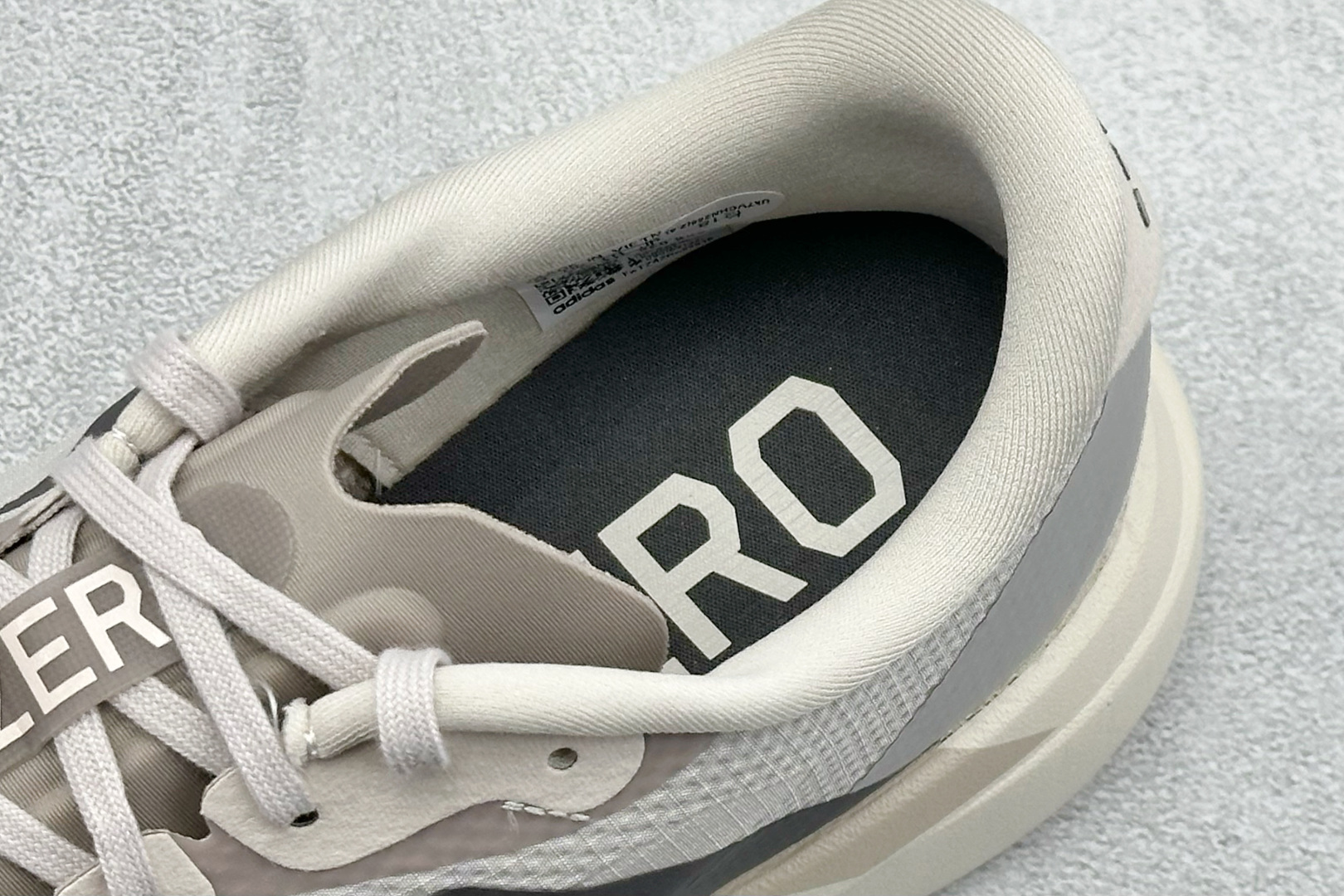 RS版Adidas Adizero Evo SL 阿迪超轻透气缓震跑鞋整体外观造型与adiZero A