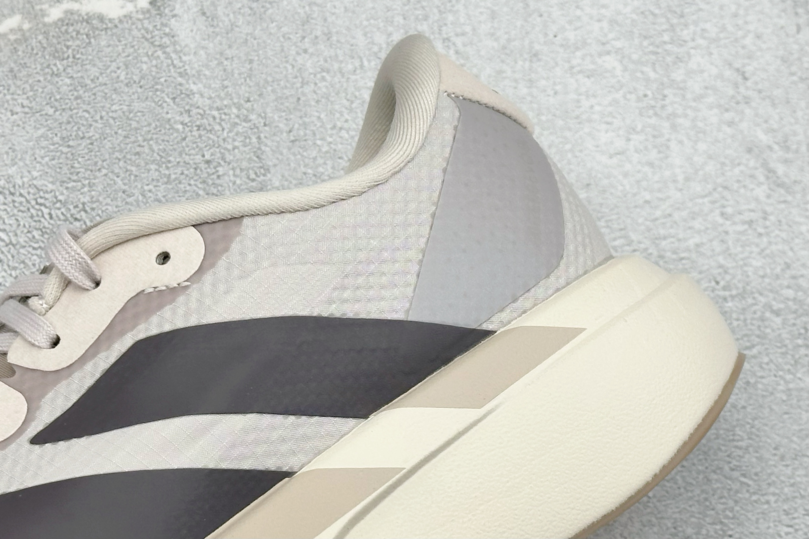 RS版Adidas Adizero Evo SL 阿迪超轻透气缓震跑鞋整体外观造型与adiZero A