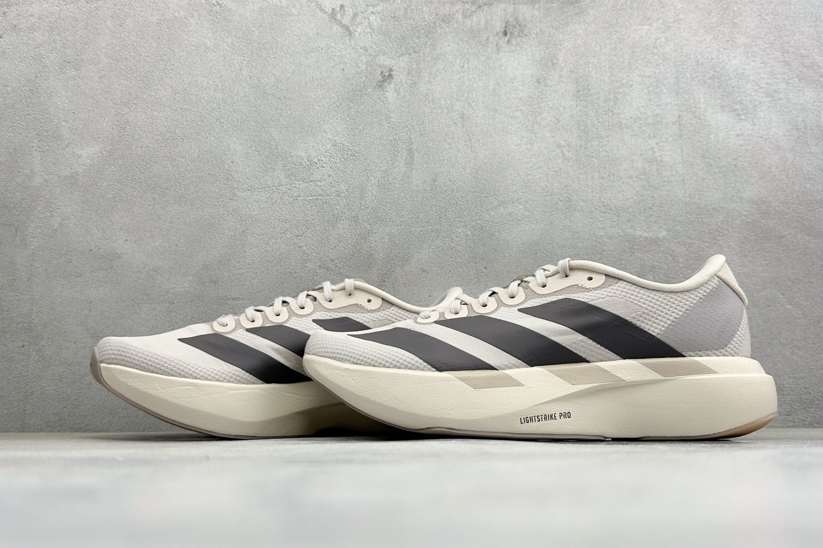 RS版Adidas Adizero Evo SL 阿迪超轻透气缓震跑鞋整体外观造型与adiZero A