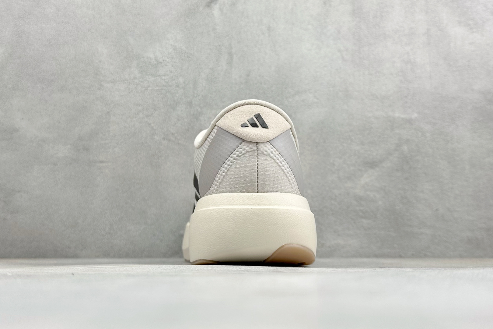 RS版Adidas Adizero Evo SL 阿迪超轻透气缓震跑鞋整体外观造型与adiZero A