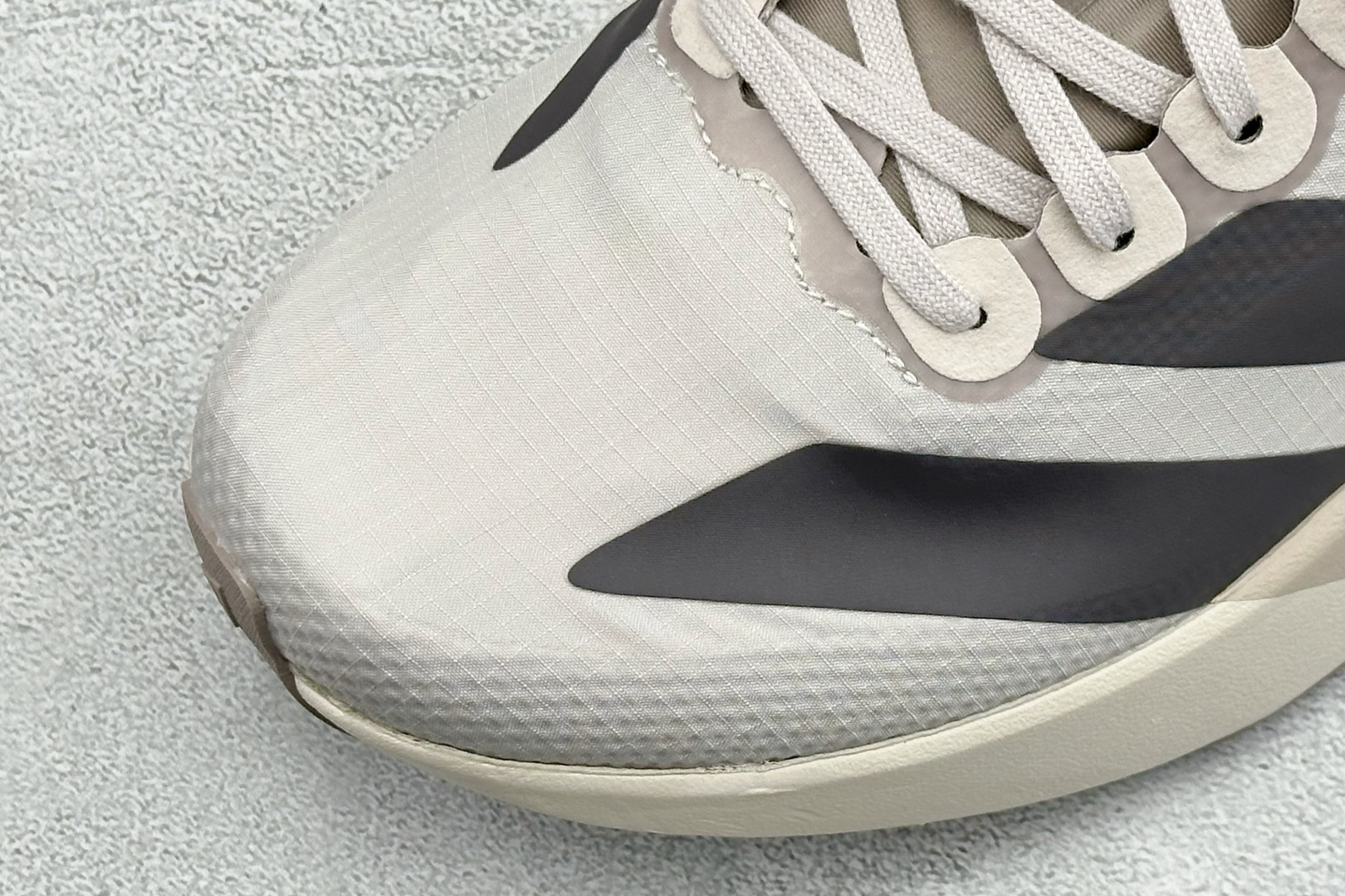 RS版Adidas Adizero Evo SL 阿迪超轻透气缓震跑鞋整体外观造型与adiZero A