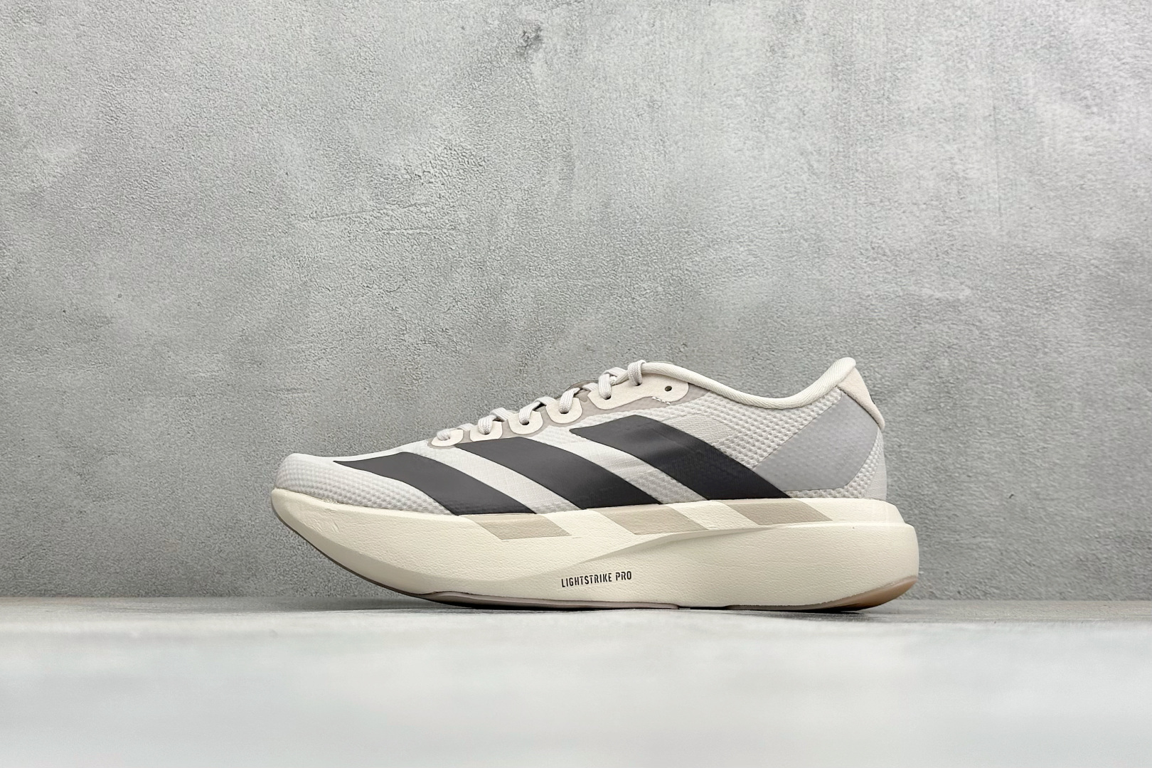 RS版Adidas Adizero Evo SL 阿迪超轻透气缓震跑鞋整体外观造型与adiZero A