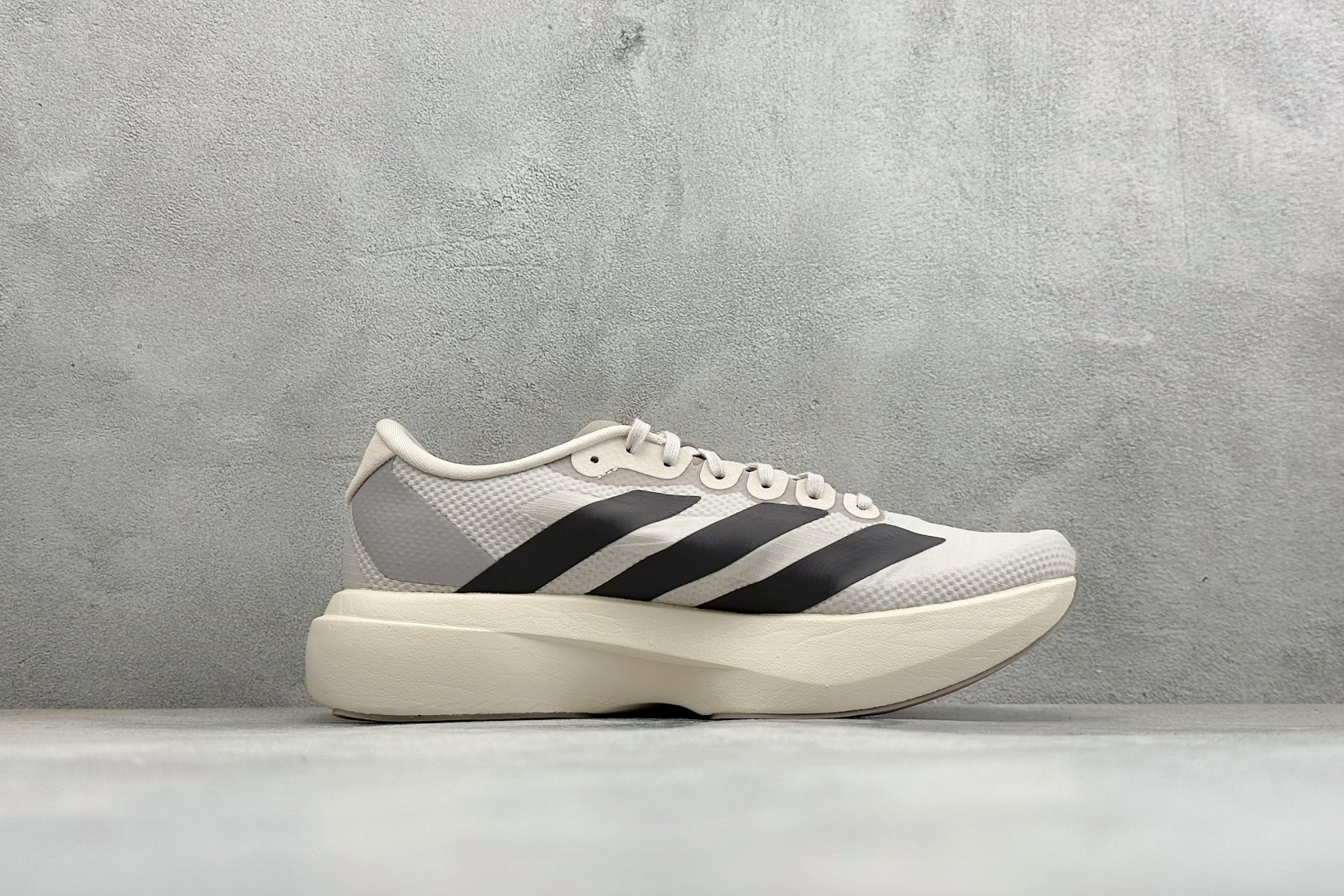 RS版Adidas Adizero Evo SL 阿迪超轻透气缓震跑鞋整体外观造型与adiZero A