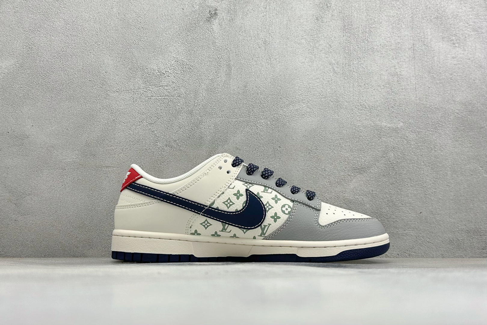 复古格调 潮搭神器 SB DUNK LOW 浅灰与奶白拼接鞋面 搭配经典LV老花印花 XX3168-161